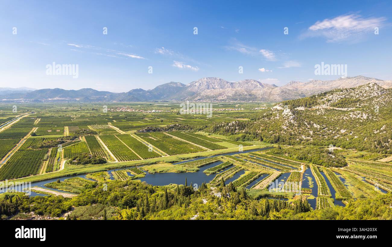 Delta del fiume Neretva vicino alla foce del fiume nel Mare Adriatico, Croazia, Europa. Veduta aerea di un lussureggiante paesaggio agricolo con motivi geometrici gre Foto Stock