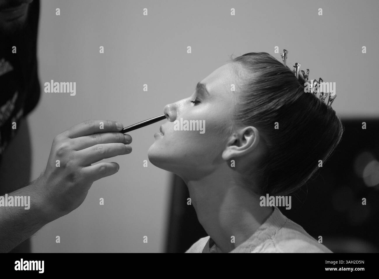 16 lug 2009 - Roma, Italia - i modelli dietro le quinte del backstage hanno fatto i capelli, si sono preparati e si sono fatti fare il make up prima di salire sulla Rome Runway 2009. (Immagine di credito: © Evandro Inetti/ZUMA Press) Foto Stock