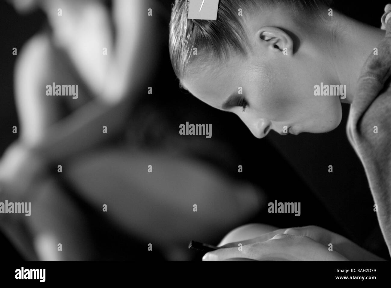 16 lug 2009 - Roma, Italia - i modelli dietro le quinte del backstage hanno fatto i capelli, si sono preparati e si sono fatti fare il make up prima di salire sulla Rome Runway 2009. (Immagine di credito: © Evandro Inetti/ZUMA Press) Foto Stock