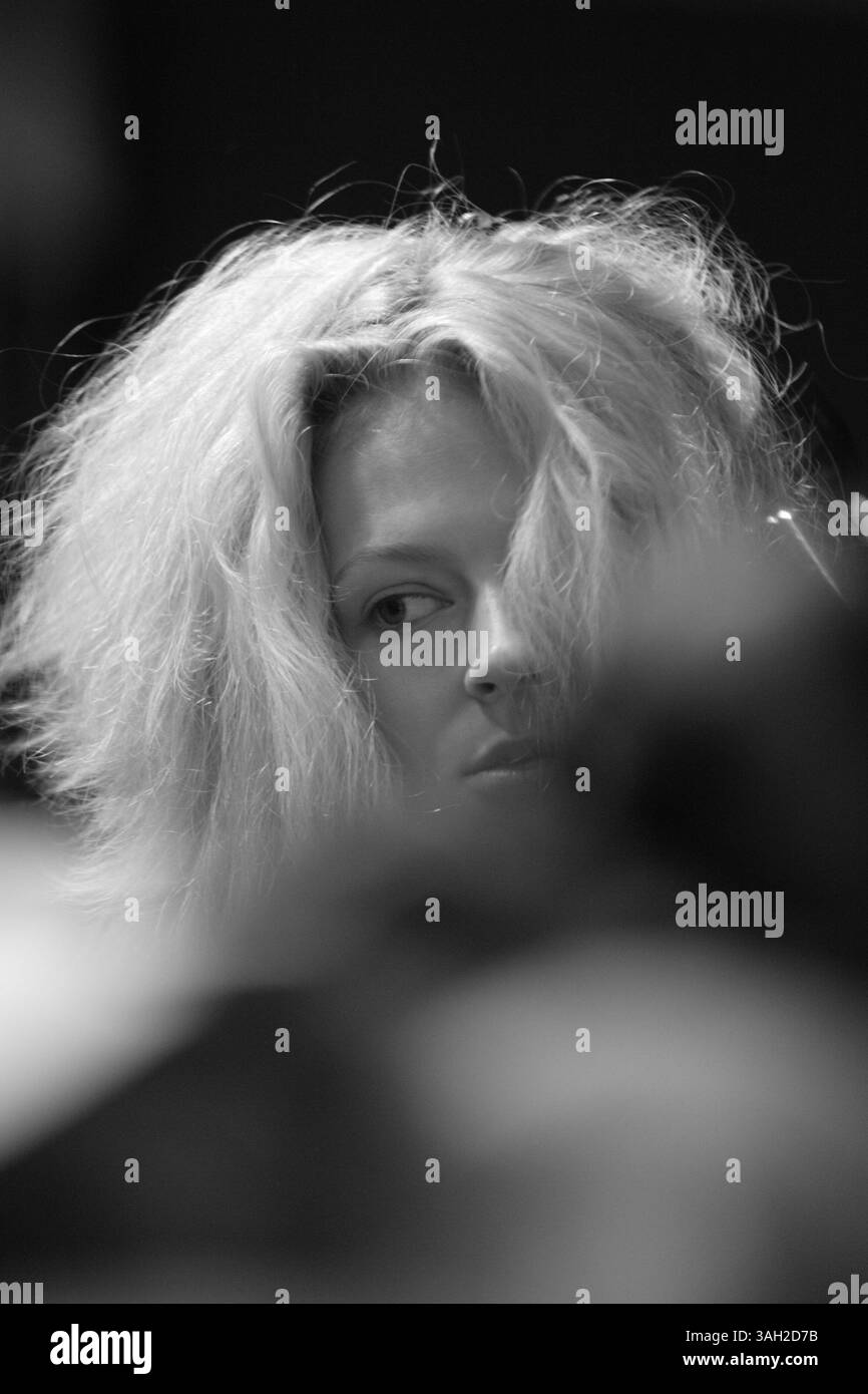 16 lug 2009 - Roma, Italia - i modelli aspettano dietro le quinte dietro le quinte, dietro le quinte si fanno i capelli, si preparano e si fanno il trucco prima di salire sulla Rome Runway 2009. (Immagine di credito: © Evandro Inetti/ZUMA Press) Foto Stock