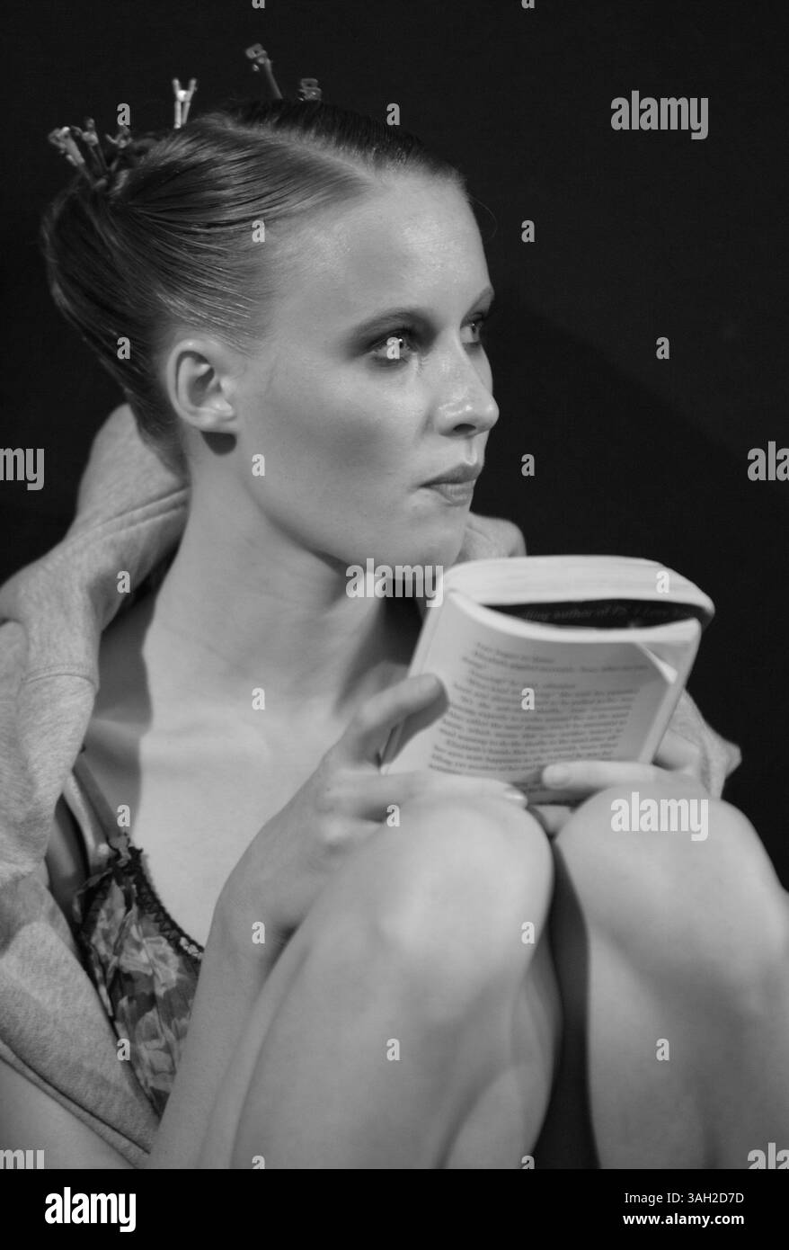 16 lug 2009 - Roma, Italia - le modelle leggono un libro dietro le quinte dietro le quinte, dietro le quinte si fanno i capelli, si preparano e si fanno il trucco prima di andare alla Rome Runway 2009. (Immagine di credito: © Evandro Inetti/ZUMA Press) Foto Stock