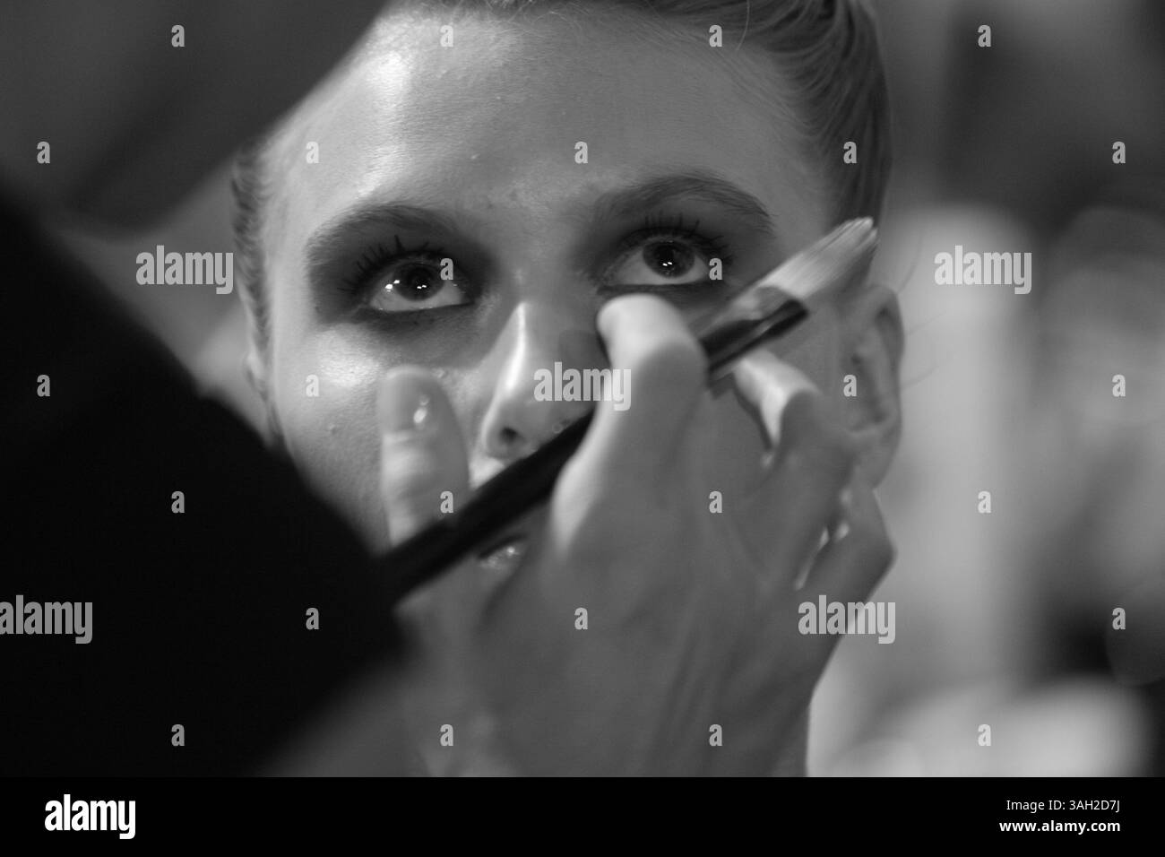 16 lug 2009 - Roma, Italia - i modelli dietro le quinte del backstage hanno fatto i capelli, si sono preparati e si sono fatti fare il make up prima di salire sulla Rome Runway 2009. (Immagine di credito: © Evandro Inetti/ZUMA Press) Foto Stock