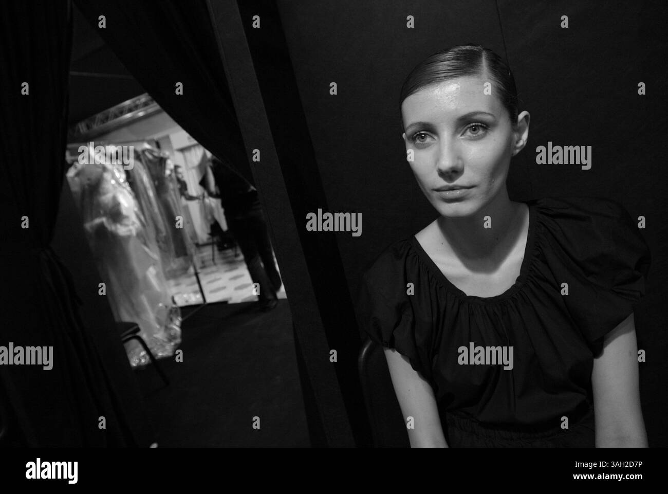 16 lug 2009 - Roma, Italia - i modelli dietro le quinte del backstage hanno fatto i capelli, si sono preparati e si sono fatti fare il make up prima di salire sulla Rome Runway 2009. (Immagine di credito: © Evandro Inetti/ZUMA Press) Foto Stock