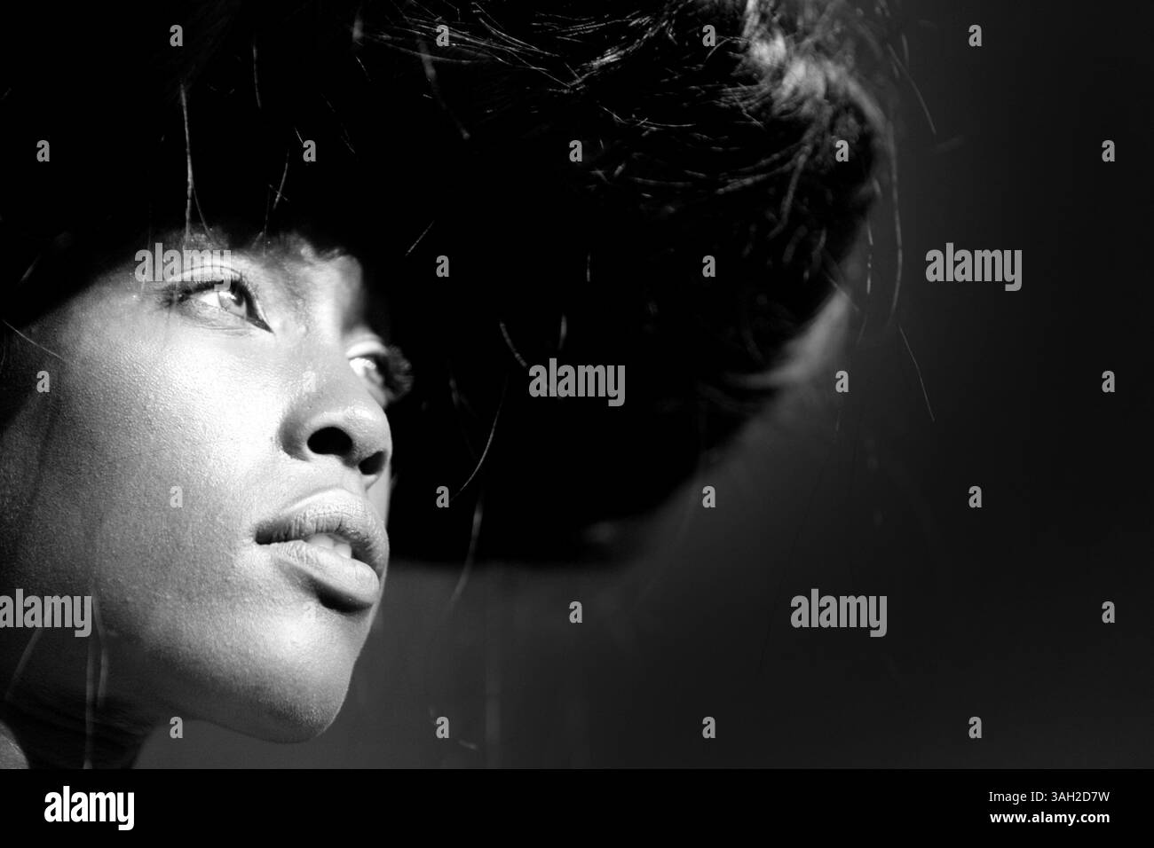 16 lug 2009 - Roma, Italia - i modelli aspettano dietro le quinte dietro le quinte, dietro le quinte si fanno i capelli, si preparano e si fanno il trucco prima di salire sulla Rome Runway 2009. (Immagine di credito: © Evandro Inetti/ZUMA Press) Foto Stock