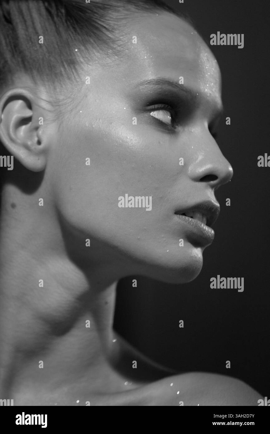 16 lug 2009 - Roma, Italia - i modelli dietro le quinte del backstage hanno fatto i capelli, si sono preparati e si sono fatti fare il make up prima di salire sulla Rome Runway 2009. (Immagine di credito: © Evandro Inetti/ZUMA Press) Foto Stock