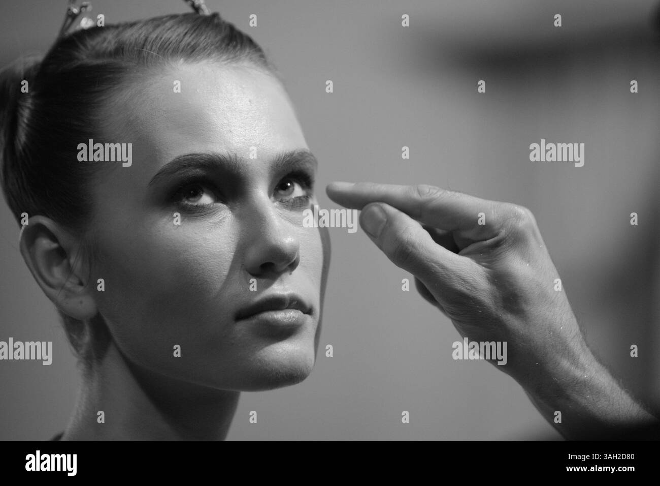 16 lug 2009 - Roma, Italia - i modelli dietro le quinte del backstage hanno fatto i capelli, si sono preparati e si sono fatti fare il make up prima di salire sulla Rome Runway 2009. (Immagine di credito: © Evandro Inetti/ZUMA Press) Foto Stock