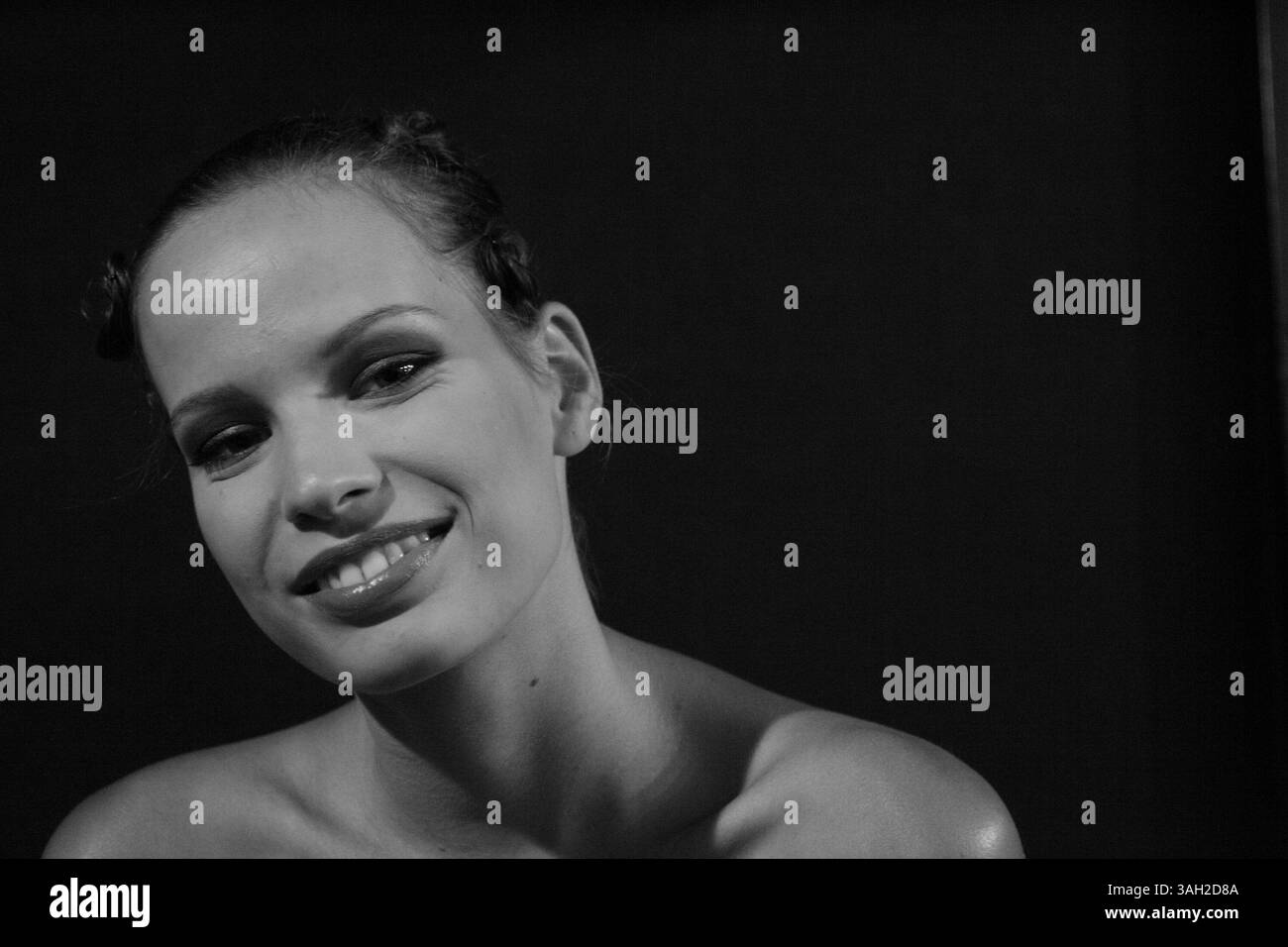 16 lug 2009 - Roma, Italia - i modelli dietro le quinte del backstage hanno fatto i capelli, si sono preparati e si sono fatti fare il make up prima di salire sulla Rome Runway 2009. (Immagine di credito: © Evandro Inetti/ZUMA Press) Foto Stock
