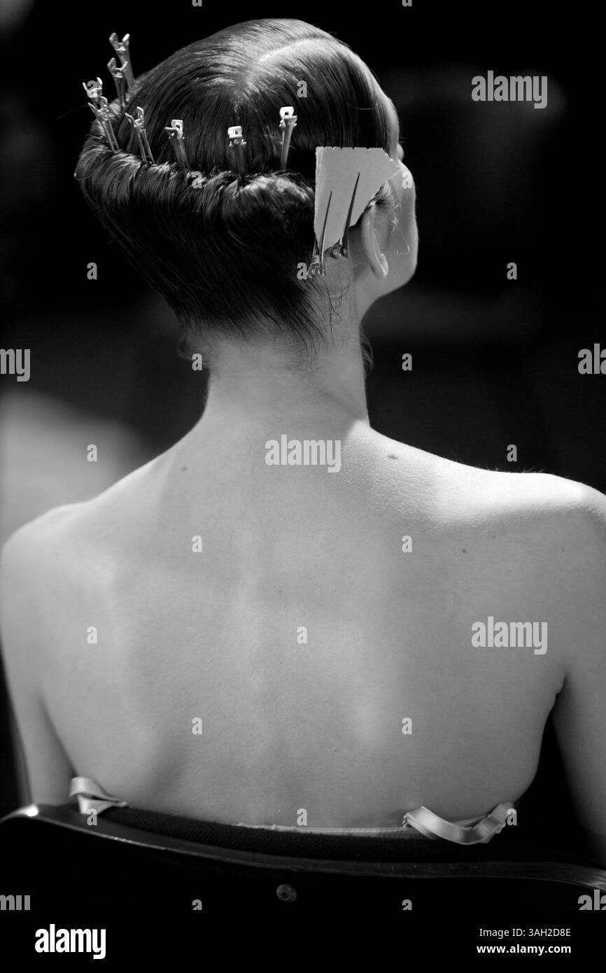 16 lug 2009 - Roma, Italia - i modelli dietro le quinte del backstage hanno fatto i capelli, si sono preparati e si sono fatti fare il make up prima di salire sulla Rome Runway 2009. (Immagine di credito: © Evandro Inetti/ZUMA Press) Foto Stock