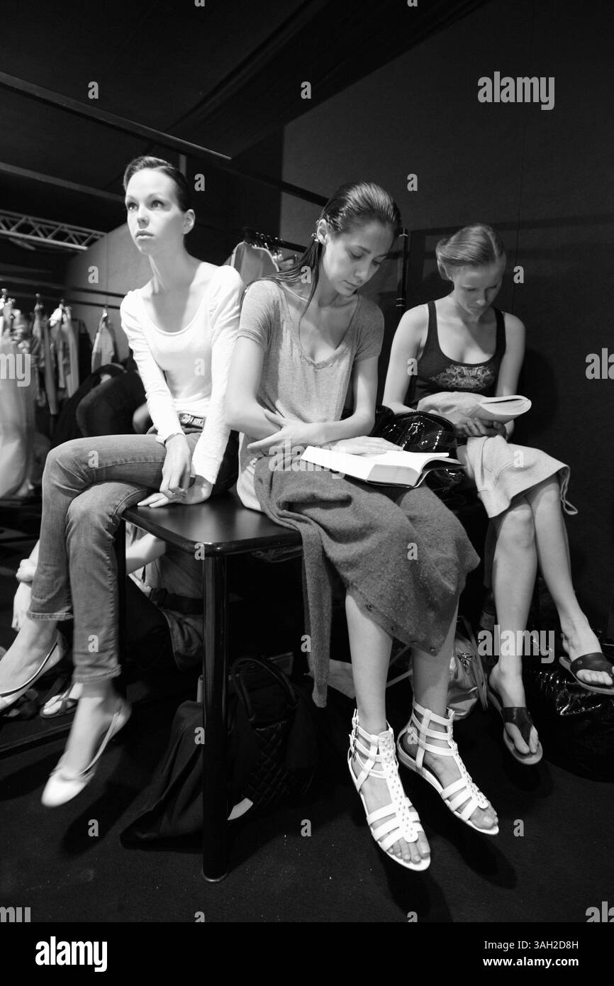 16 lug 2009 - Roma, Italia - i modelli aspettano dietro le quinte dietro le quinte, dietro le quinte si fanno i capelli, si preparano e si fanno il trucco prima di salire sulla Rome Runway 2009. (Immagine di credito: © Evandro Inetti/ZUMA Press) Foto Stock