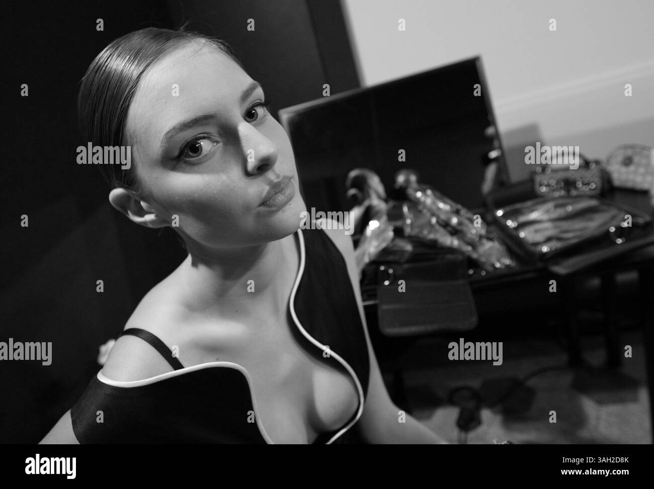 16 lug 2009 - Roma, Italia - i modelli dietro le quinte del backstage hanno fatto i capelli, si sono preparati e si sono fatti fare il make up prima di salire sulla Rome Runway 2009. (Immagine di credito: © Evandro Inetti/ZUMA Press) Foto Stock