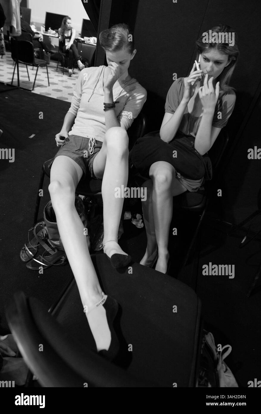 16 lug 2009 - Roma, Italia - i modelli aspettano dietro le quinte dietro le quinte, dietro le quinte si fanno i capelli, si preparano e si fanno il trucco prima di salire sulla Rome Runway 2009. (Immagine di credito: © Evandro Inetti/ZUMA Press) Foto Stock