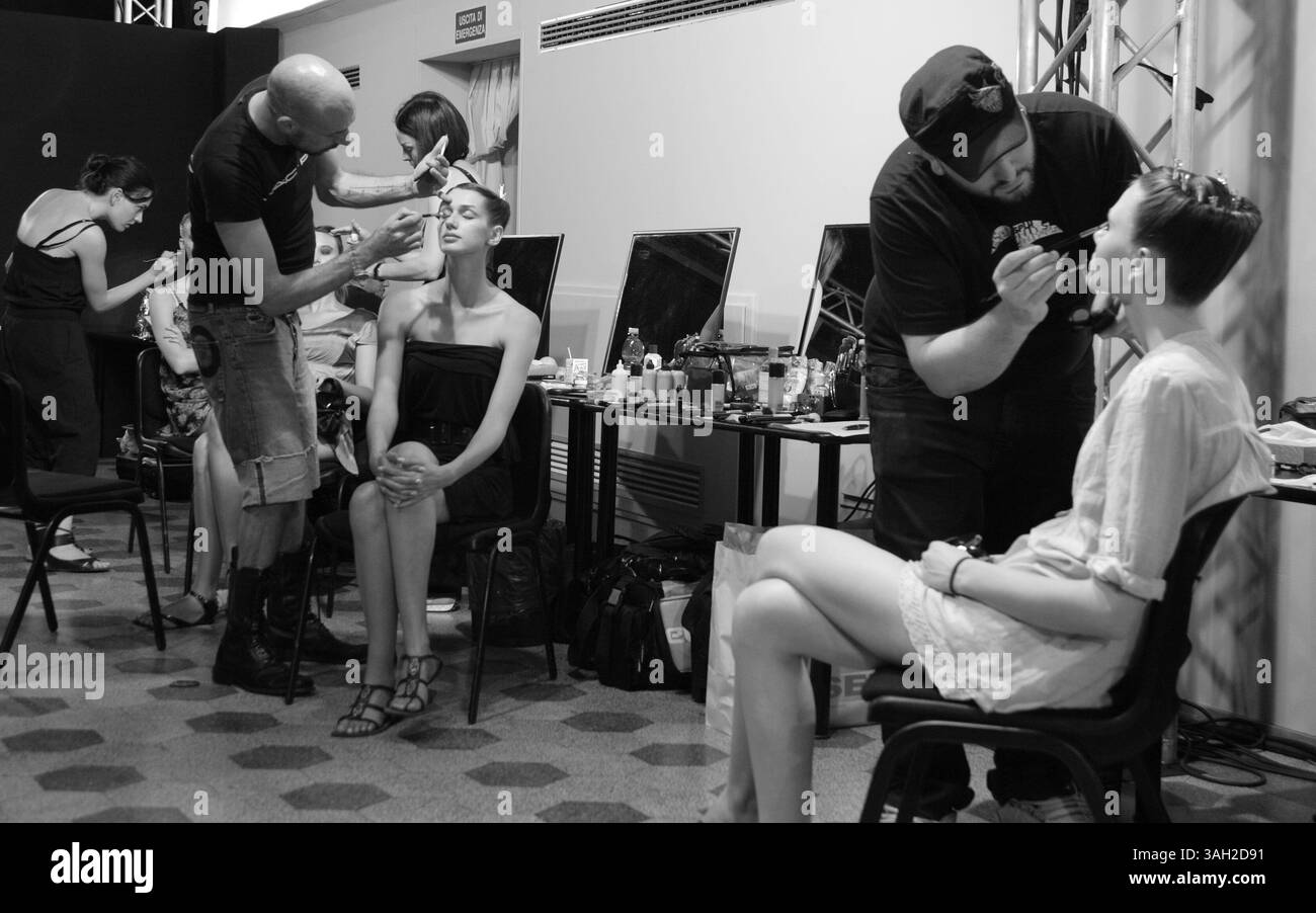 16 lug 2009 - Roma, Italia - i modelli dietro le quinte del backstage hanno fatto i capelli, si sono preparati e si sono fatti fare il make up prima di salire sulla Rome Runway 2009. (Immagine di credito: © Evandro Inetti/ZUMA Press) Foto Stock