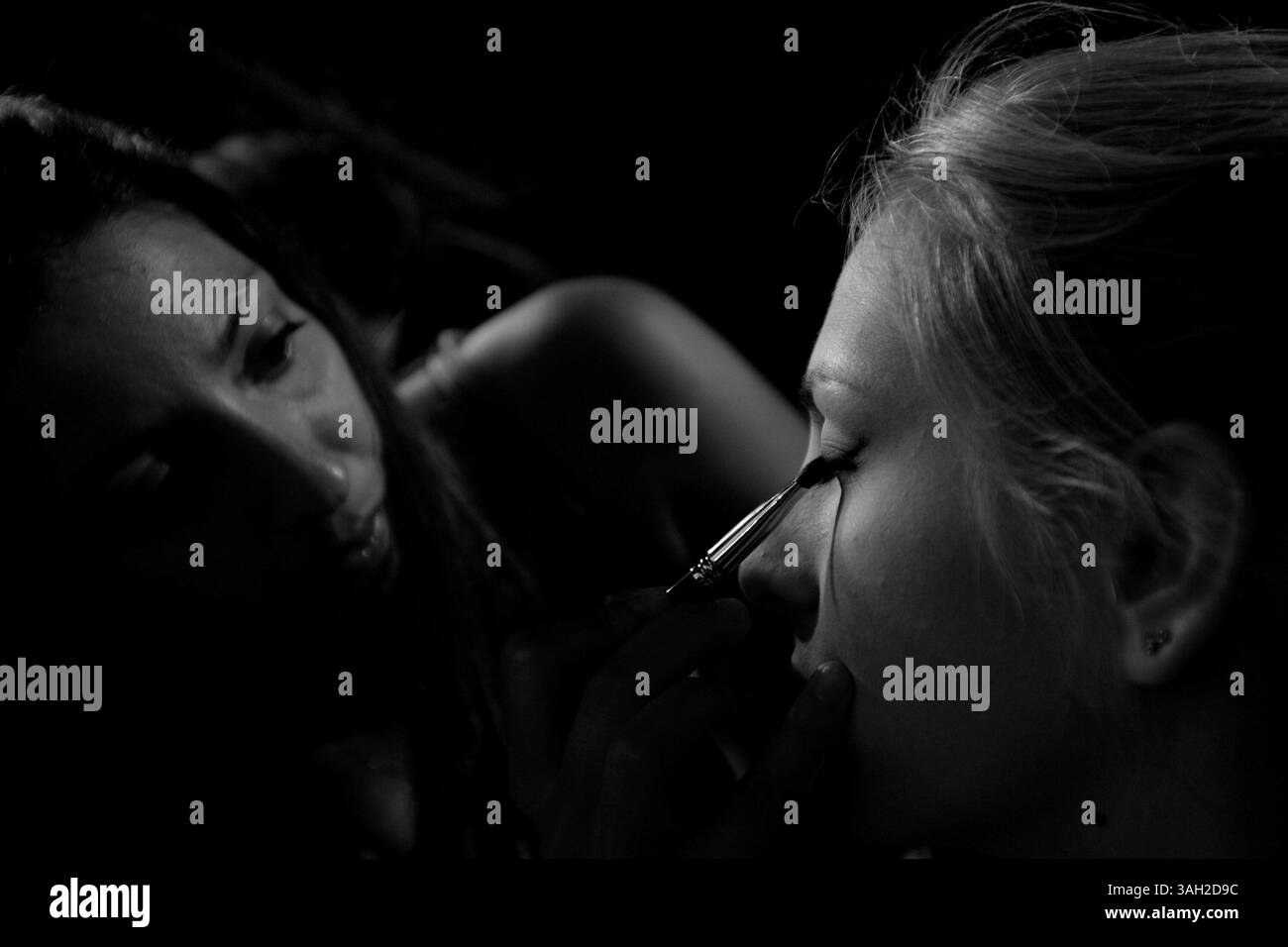 16 lug 2009 - Roma, Italia - i modelli dietro le quinte del backstage hanno fatto i capelli, si sono preparati e si sono fatti fare il make up prima di salire sulla Rome Runway 2009. (Immagine di credito: © Evandro Inetti/ZUMA Press) Foto Stock