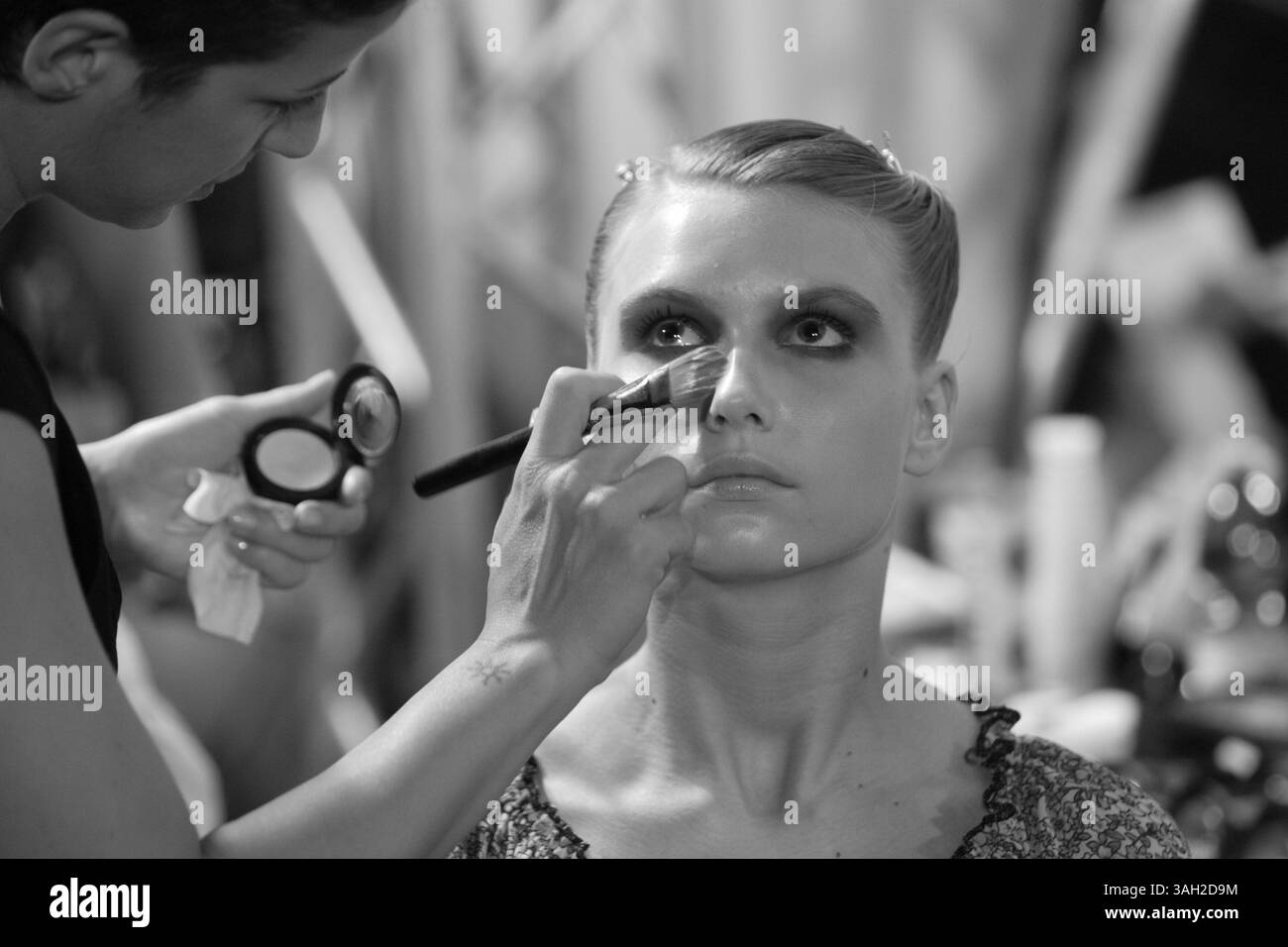 16 lug 2009 - Roma, Italia - i modelli dietro le quinte del backstage hanno fatto i capelli, si sono preparati e si sono fatti fare il make up prima di salire sulla Rome Runway 2009. (Immagine di credito: © Evandro Inetti/ZUMA Press) Foto Stock