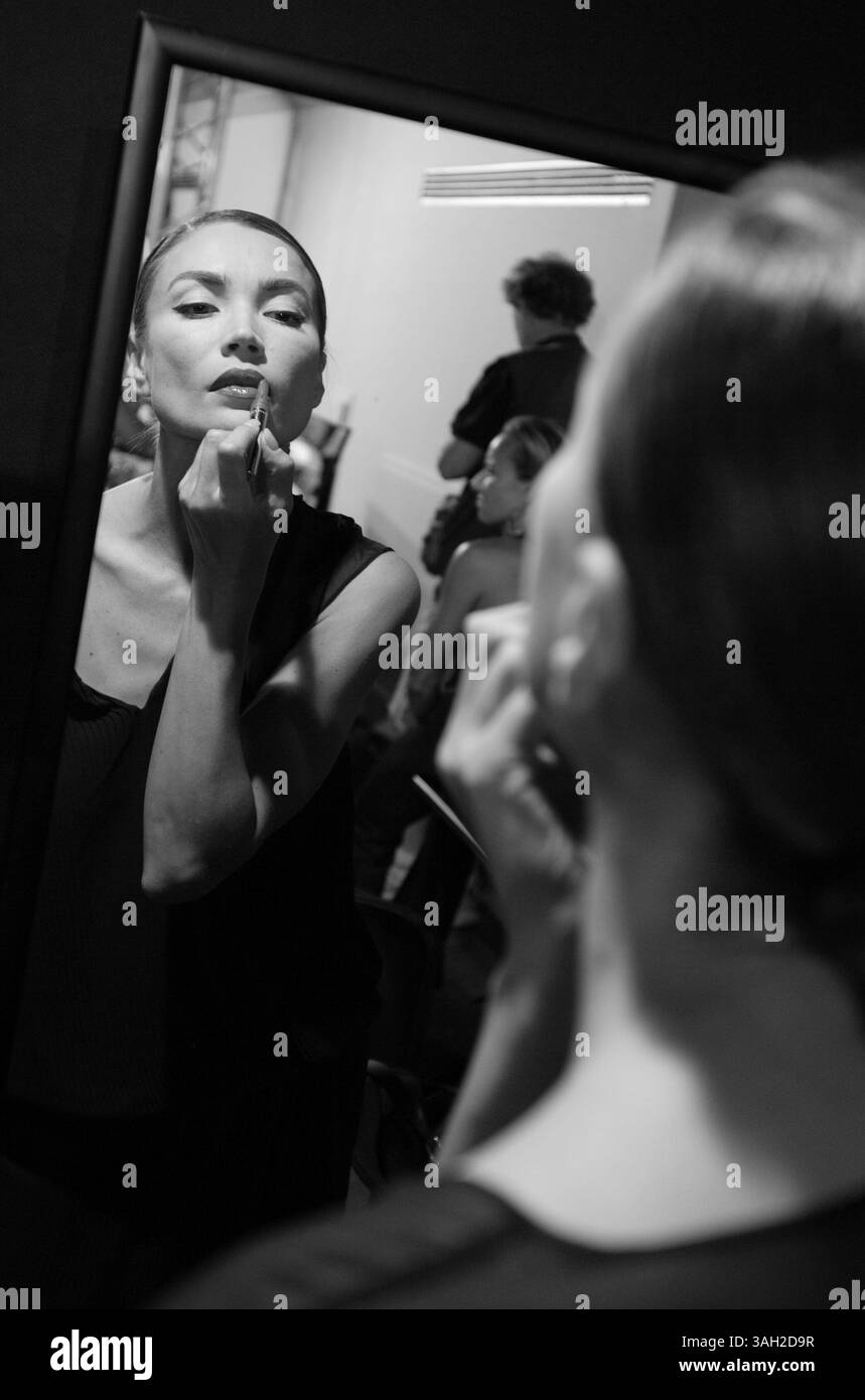 16 lug 2009 - Roma, Italia - i modelli dietro le quinte del backstage hanno fatto i capelli, si sono preparati e si sono fatti fare il make up prima di salire sulla Rome Runway 2009. (Immagine di credito: © Evandro Inetti/ZUMA Press) Foto Stock