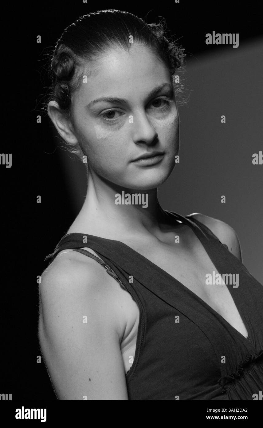 16 lug 2009 - Roma, Italia - i modelli dietro le quinte del backstage hanno fatto i capelli, si sono preparati e si sono fatti fare il make up prima di salire sulla Rome Runway 2009. (Immagine di credito: © Evandro Inetti/ZUMA Press) Foto Stock