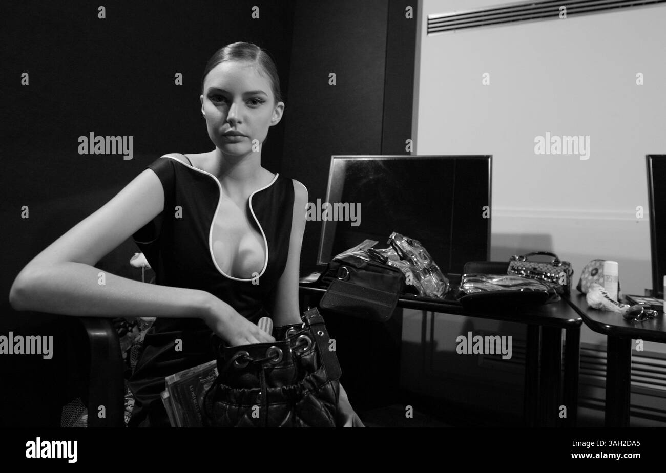 16 lug 2009 - Roma, Italia - i modelli dietro le quinte del backstage hanno fatto i capelli, si sono preparati e si sono fatti fare il make up prima di salire sulla Rome Runway 2009. (Immagine di credito: © Evandro Inetti/ZUMA Press) Foto Stock