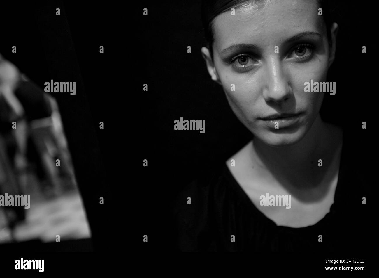 16 lug 2009 - Roma, Italia - i modelli dietro le quinte del backstage hanno fatto i capelli, si sono preparati e si sono fatti fare il make up prima di salire sulla Rome Runway 2009. (Immagine di credito: © Evandro Inetti/ZUMA Press) Foto Stock