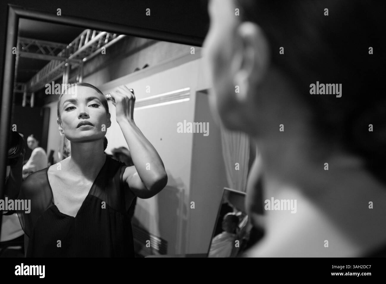 16 lug 2009 - Roma, Italia - i modelli dietro le quinte del backstage hanno fatto i capelli, si sono preparati e si sono fatti fare il make up prima di salire sulla Rome Runway 2009. (Immagine di credito: © Evandro Inetti/ZUMA Press) Foto Stock