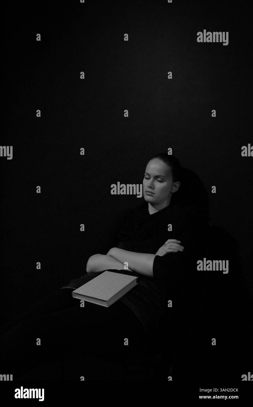 16 lug 2009 - Roma, Italia - le modelle dormono dietro le quinte dietro le quinte si fanno i capelli, si preparano e si fanno il trucco prima di partire per la Rome Runway 2009. (Immagine di credito: © Evandro Inetti/ZUMA Press) Foto Stock