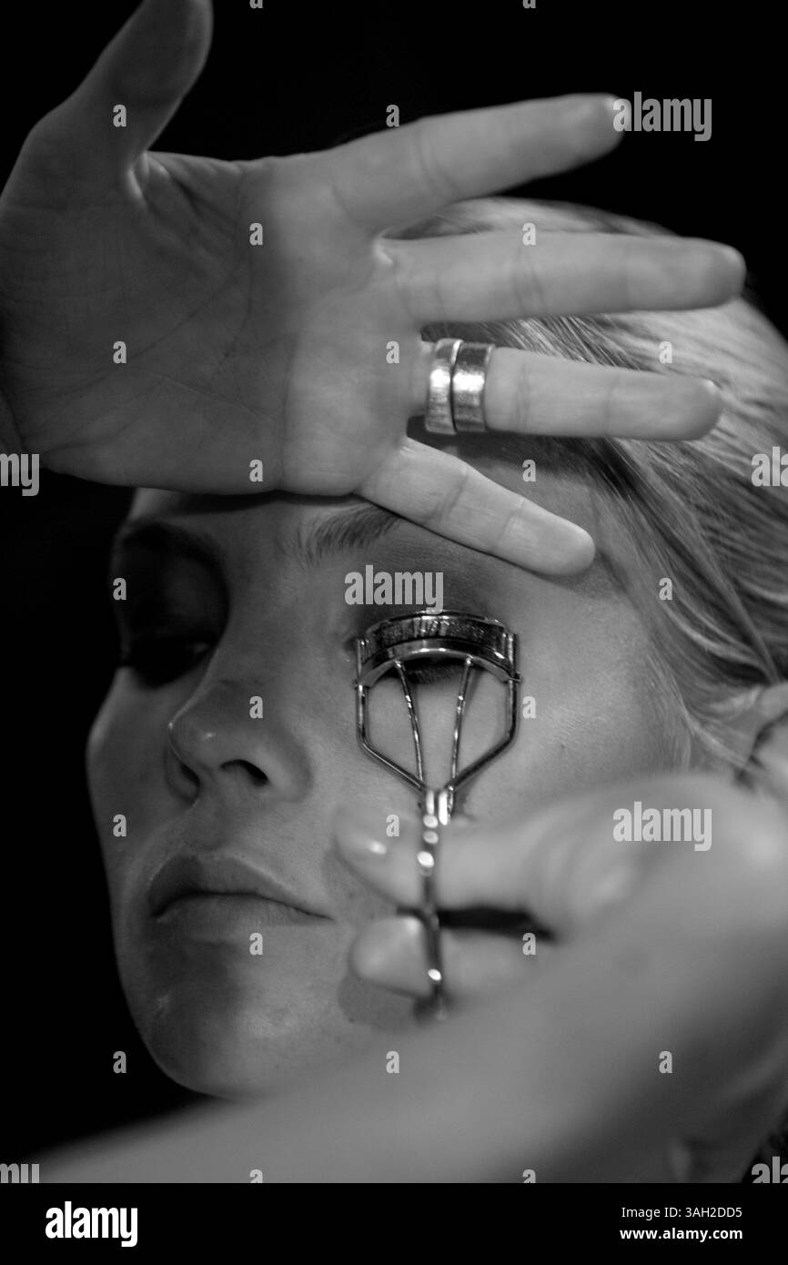 16 lug 2009 - Roma, Italia - i modelli dietro le quinte del backstage hanno fatto i capelli, si sono preparati e si sono fatti fare il make up prima di salire sulla Rome Runway 2009. (Immagine di credito: © Evandro Inetti/ZUMA Press) Foto Stock