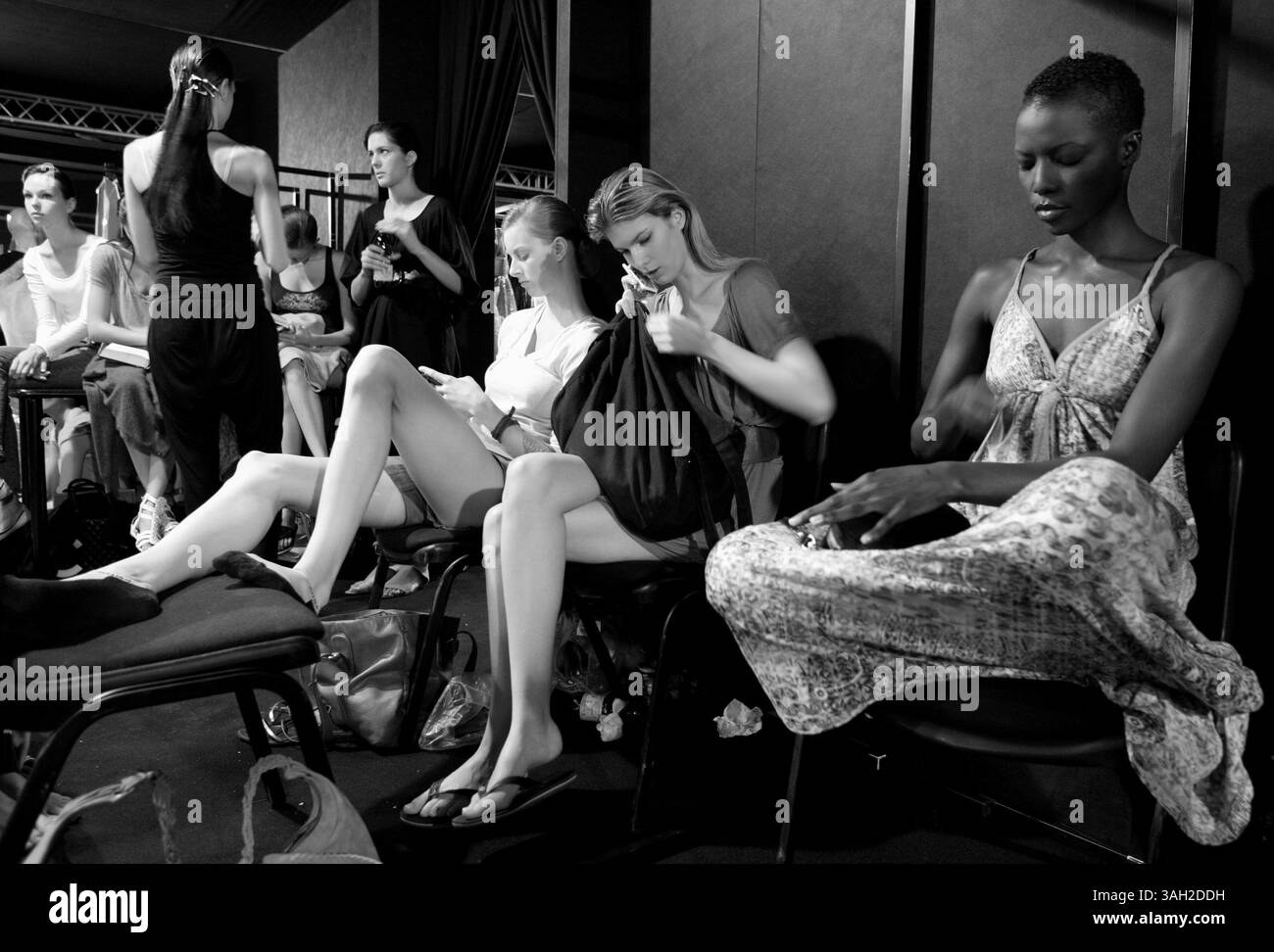 16 lug 2009 - Roma, Italia - i modelli aspettano dietro le quinte dietro le quinte, dietro le quinte si fanno i capelli, si preparano e si fanno il trucco prima di salire sulla Rome Runway 2009. (Immagine di credito: © Evandro Inetti/ZUMA Press) Foto Stock