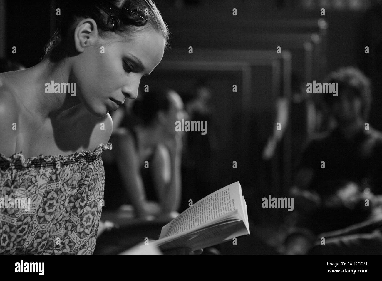 16 lug 2009 - Roma, Italia - le modelle leggono un libro dietro le quinte dietro le quinte, dietro le quinte, si preparano e si fanno il trucco prima di andare alla Rome Runway 2009. (Immagine di credito: © Evandro Inetti/ZUMA Press) Foto Stock