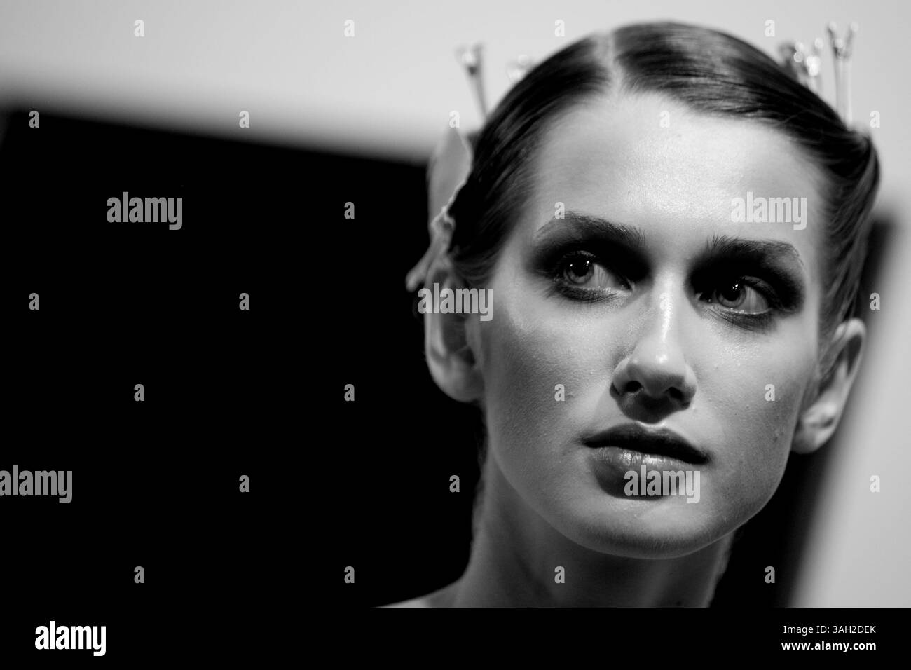 16 lug 2009 - Roma, Italia - i modelli aspettano dietro le quinte dietro le quinte, dietro le quinte si fanno i capelli, si preparano e si fanno il trucco prima di salire sulla Rome Runway 2009. (Immagine di credito: © Evandro Inetti/ZUMA Press) Foto Stock