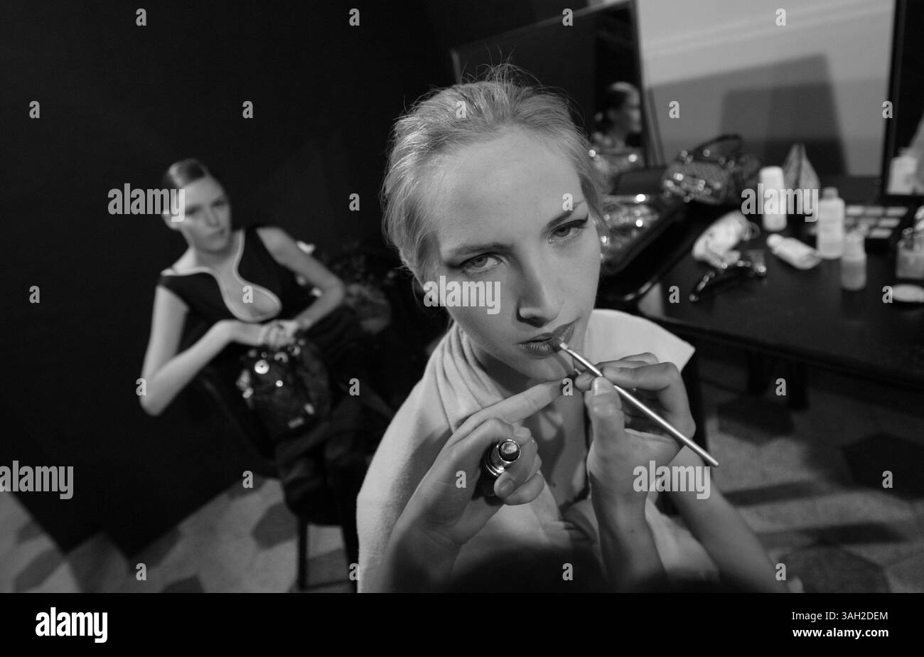 16 lug 2009 - Roma, Italia - i modelli dietro le quinte del backstage hanno fatto i capelli, si sono preparati e si sono fatti fare il make up prima di salire sulla Rome Runway 2009. (Immagine di credito: © Evandro Inetti/ZUMA Press) Foto Stock