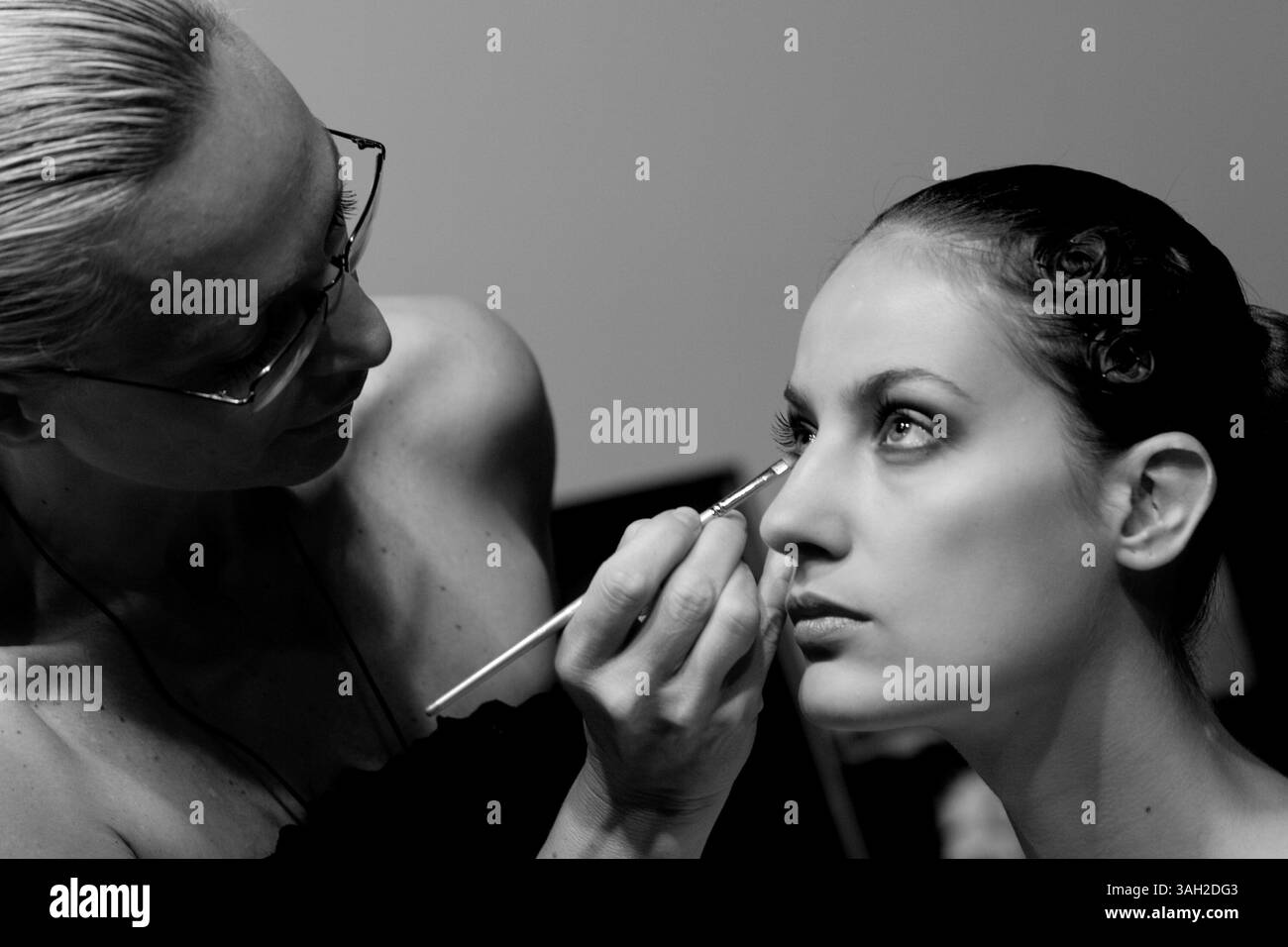 16 lug 2009 - Roma, Italia - i modelli dietro le quinte del backstage hanno fatto i capelli, si sono preparati e si sono fatti fare il make up prima di salire sulla Rome Runway 2009. (Immagine di credito: © Evandro Inetti/ZUMA Press) Foto Stock