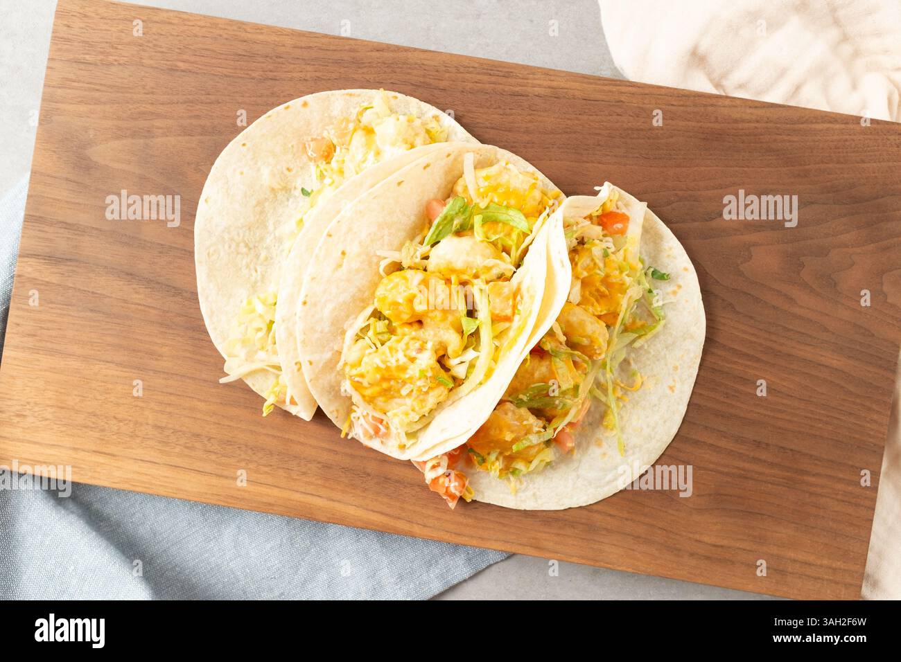 Tacos di gamberi con gamberi, verdure e spezie avvolti in tortillas Foto Stock