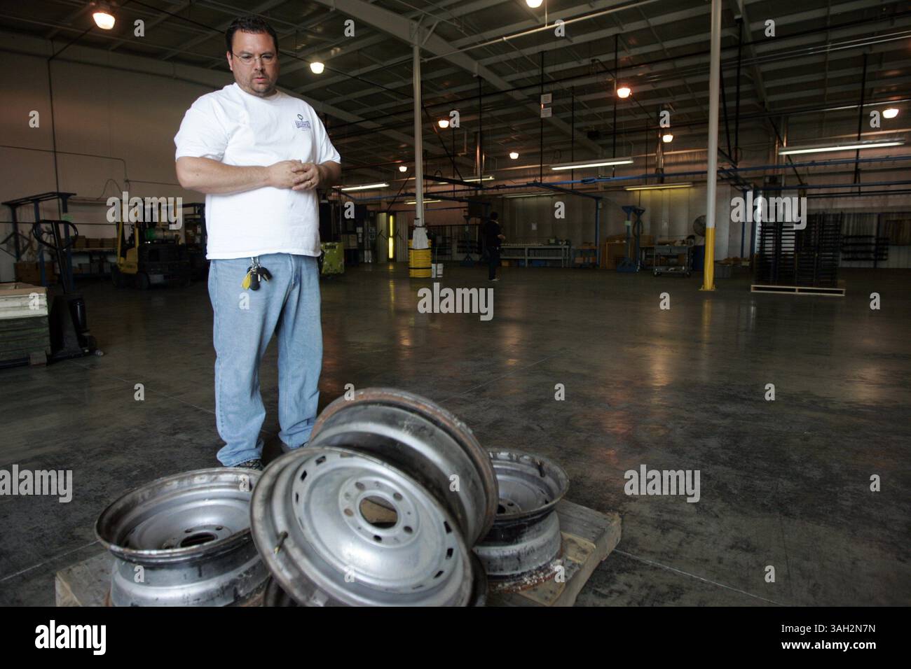 L'imprenditore Victor Garcia ispeziona un set di cerchi fatti scendere da un cliente presso lo stabilimento Power Coating Plus di Archbold, Ohio . Martedì, 21 luglio 2009 l'imprenditore Guy Lopez, canta le lodi del clima imprenditoriale dell'Ohio, e il suo partner Victor Garcia, che gestisce un negozio di personalizzazione motociclistica ad Archbold, Ohio. Powder Coating Plus, LLC è una struttura completa di verniciatura a polvere, assemblaggio leggero e confezionamento. Anche se il Michigan e l'Ohio sono entrambi stati automobilistici, l'Ohio è riuscito a migliorare le prestazioni economiche negli ultimi anni rispetto al Michigan. WILLIAM ARCHIE/Detroit Free Press. (Credito IM Foto Stock