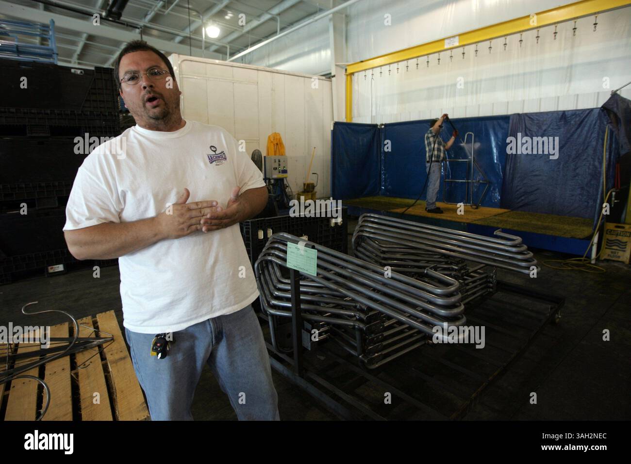 L'imprenditore Victor Garcia parla dell'economia dell'Ohio nel suo stabilimento Power Coating Plus di Archbold, Ohio . Martedì, 21 luglio 2009 l'imprenditore Guy Lopez, canta le lodi del clima imprenditoriale dell'Ohio, e il suo partner Victor Garcia, che gestisce un negozio di personalizzazione motociclistica ad Archbold, Ohio. Powder Coating Plus, LLC è una struttura completa di verniciatura a polvere, assemblaggio leggero e confezionamento. Anche se il Michigan e l'Ohio sono entrambi stati automobilistici, l'Ohio è riuscito a migliorare le prestazioni economiche negli ultimi anni rispetto al Michigan. WILLIAM ARCHIE/Detroit Free Press. (Immagine di credito: © Detroit Free Pre Foto Stock