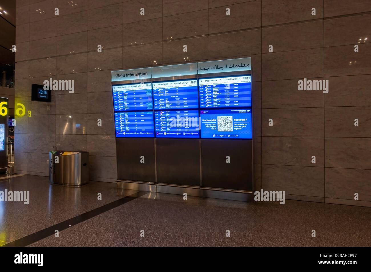 Orari dei voli, bacheche per gli orari di arrivo e partenza dei voli all'aeroporto internazionale Hamad di Doha Qatar Foto Stock
