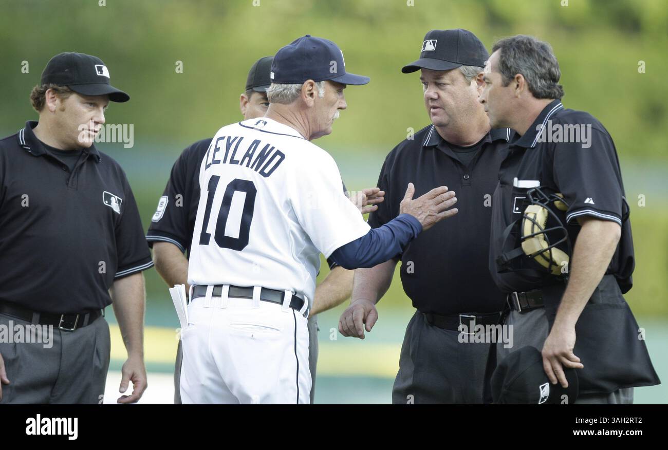 Il manager dei Detroit Tigers Jim Leyland sostiene un controllo del replay su una palla chiamata foul vicino alla pole foul dell'LF che avrebbe potuto dare a Ryan Raburn una HR nel primo inning contro i Seattle Mariners a Detroit, Michigan, martedì 21 luglio 2009. Gli arbitri stabilirono che era una palla fallo con un assegno del replay. JULIAN H. GONZALEZ/Detroit Free Press (immagine di credito: © Detroit Free Press/ZUMA Press) Foto Stock