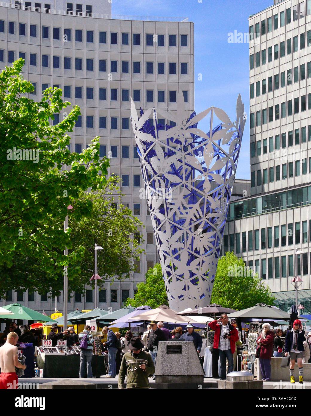 30 ottobre 2008 - Christchurch, South Island, nuova Zelanda - Chalice, una scultura permanente situata nella Cathedral Square di Christchurch, il centro della città, celebra il nuovo millennio e il 150° anniversario della fondazione di Christchurch e Canterbury. I quarantadue motivi a foglia della scultura alta 18 m (59 piedi) presentano diverse piante autoctone ed è stata progettata dall'artista neozelandese Neil Dawson. (Immagine di credito: © Arnold Drapkin/ZUMA Press) Foto Stock
