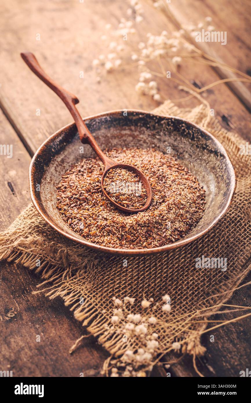 I semi di lino grattugiati in un recipiente, ingrediente per la dieta paleo e cheto Foto Stock