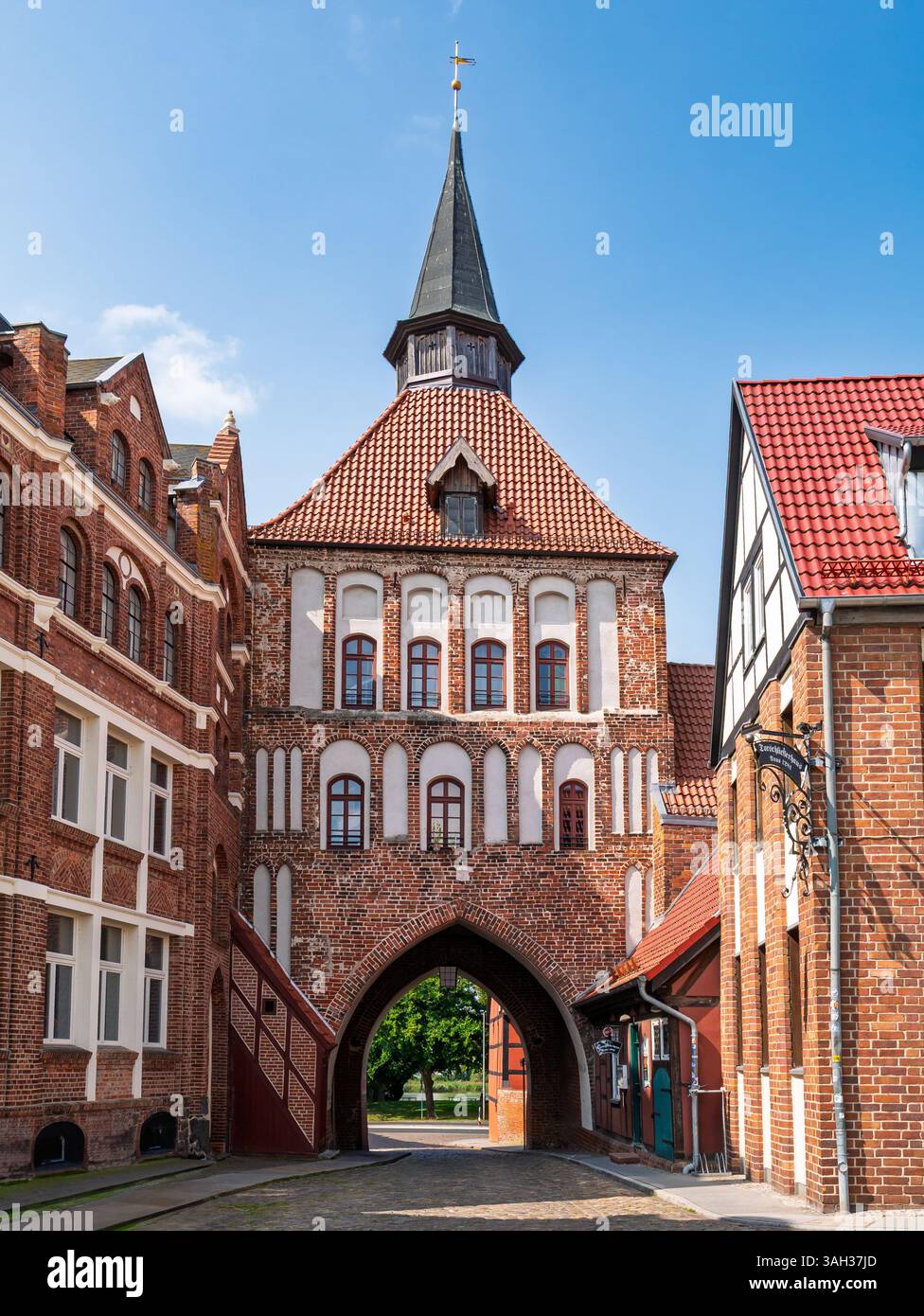 Kütertor, porta medievale in mattoni gotici nella città vecchia di Stralsund, parte delle mura della città, ex prigione, Meclemburgo-Vorpommern, Germania Foto Stock