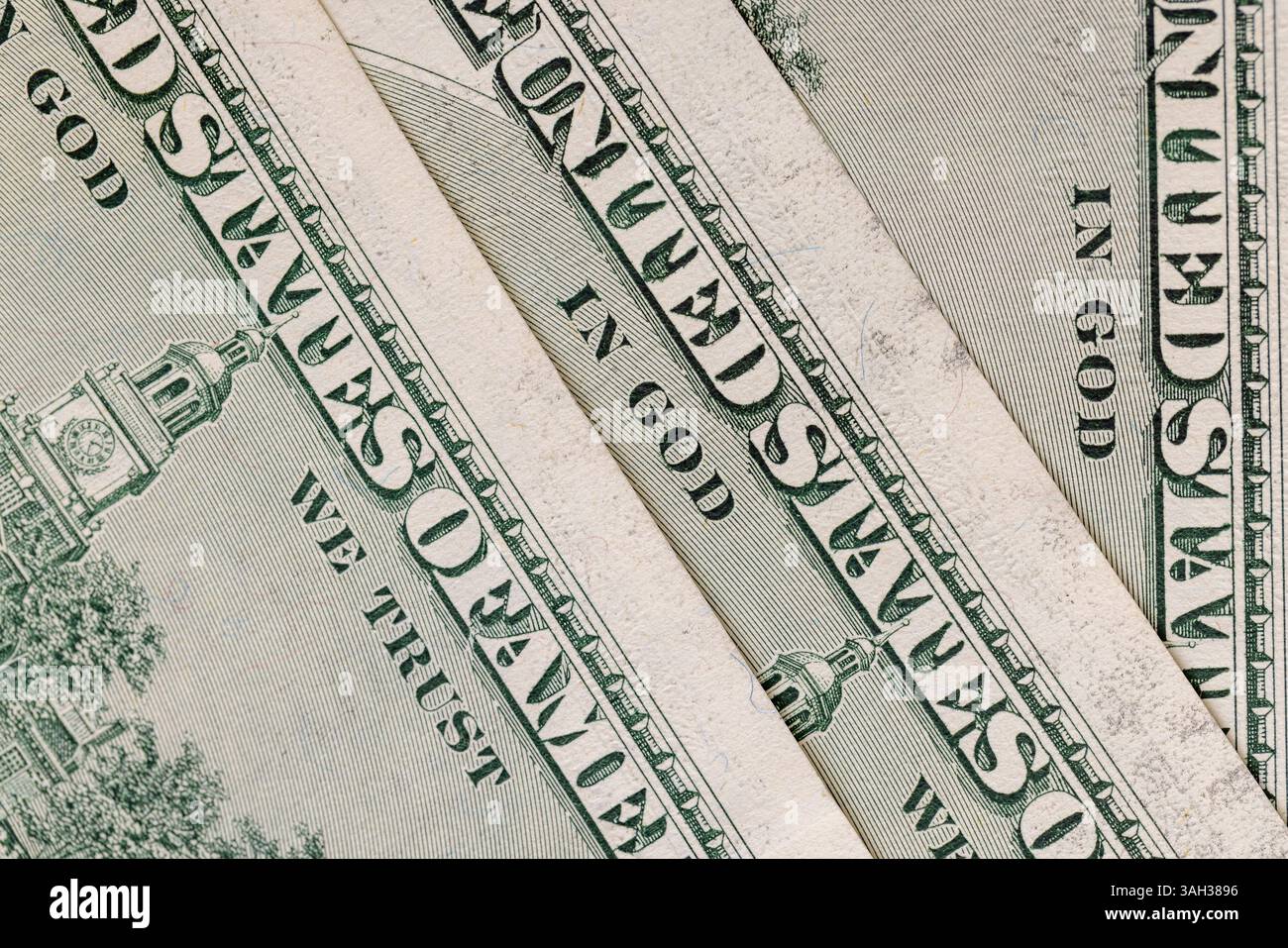 Banconote americane da cento dollari in contanti, autentico denaro americano da vicino con i dettagli delle banconote, il rovescio di diversi dollari americani, il rovescio Foto Stock