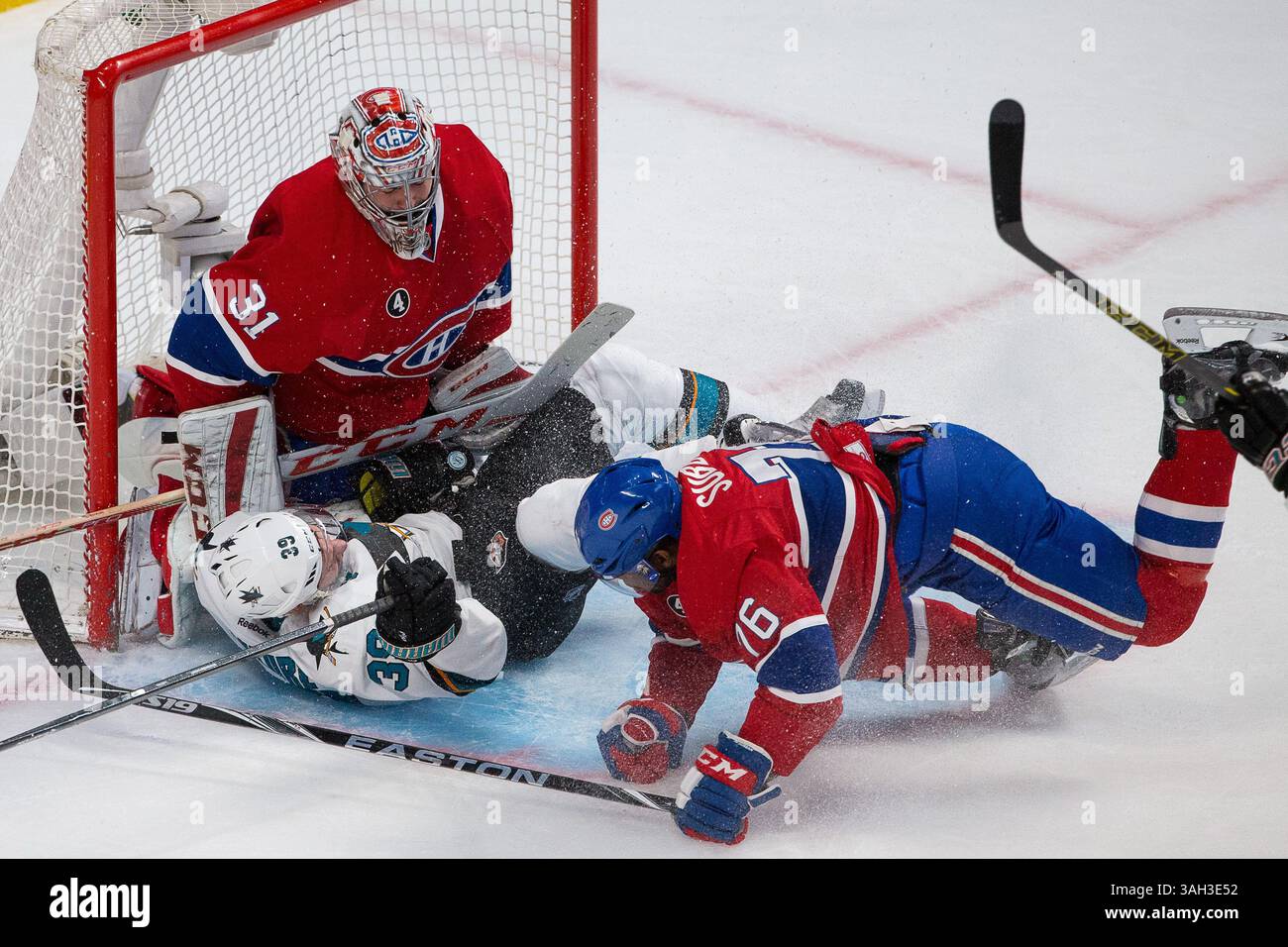 21 marzo 2015: Il centro dei San Jose Sharks Logan Couture n. 39 si schianta contro il portiere dei Montreal Canadiens Carey Price n. 31 durante una partita di NHL tra i San Jose Sharks e i Montreal Canadiens al Bell Centre di Montreal, Quebec, Canada. Philippe Bouchard/CSM(immagine di credito: © Philippe Bouchard/Cal Sport medi/Cal Sport Media/ZUMAPRESS.com) Foto Stock