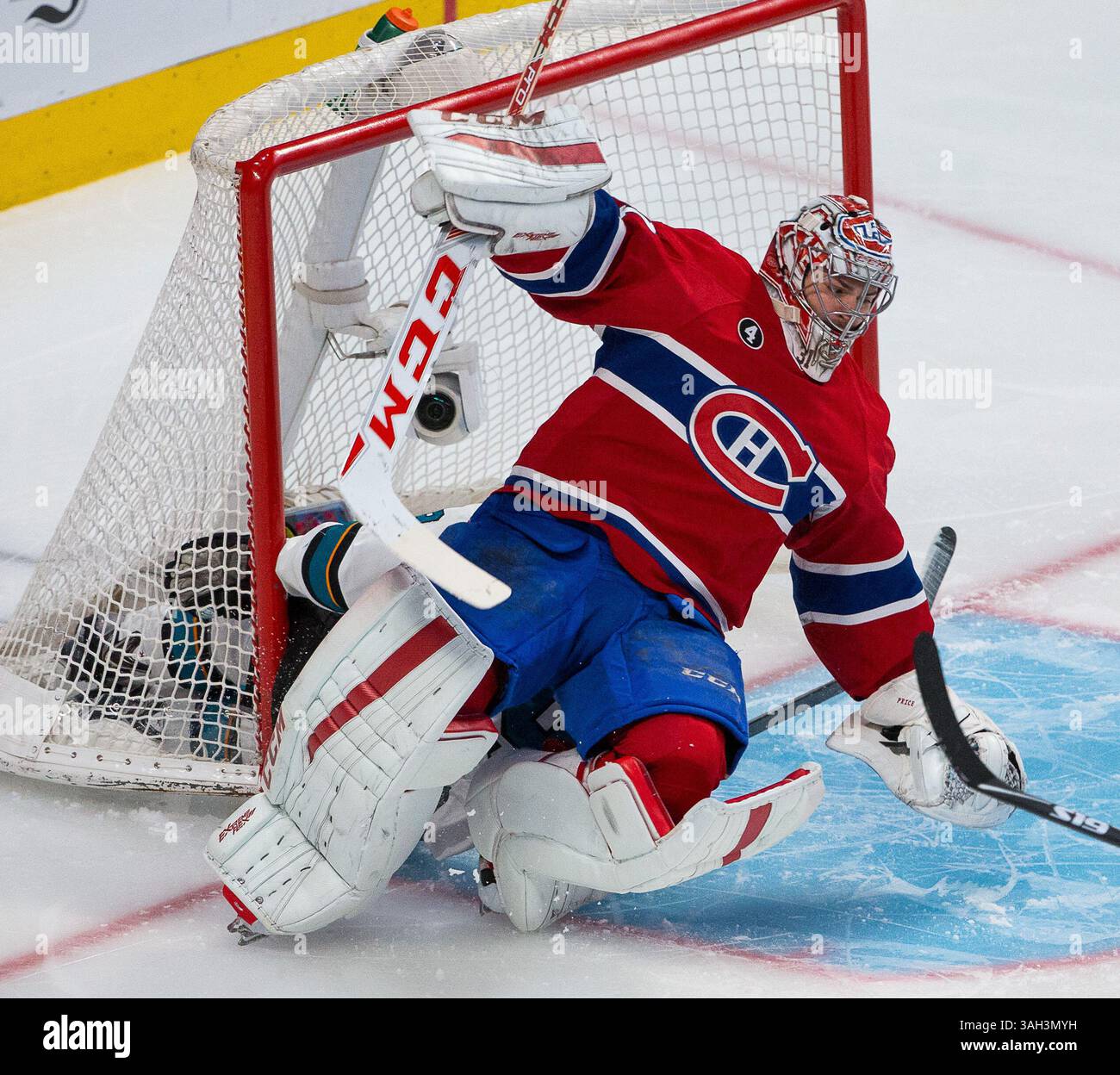 21 marzo 2015 : il portiere dei Montreal Canadiens Carey Price #31 perde il suo equilibrio mentre il centro dei San Jose Sharks Logan Couture #39 si schianta contro di lui durante una partita di NHL tra i San Jose Sharks e i Montreal Canadiens al Bell Centre di Montreal, Quebec, Canada. I Montreal Canadiens sconfissero i San Jose Sharks per 2-0. Philippe Bouchard/CSM(immagine di credito: © Philippe Bouchard/Cal Sport Media/Cal Sport Media/ZUMAPRESS.com) Foto Stock