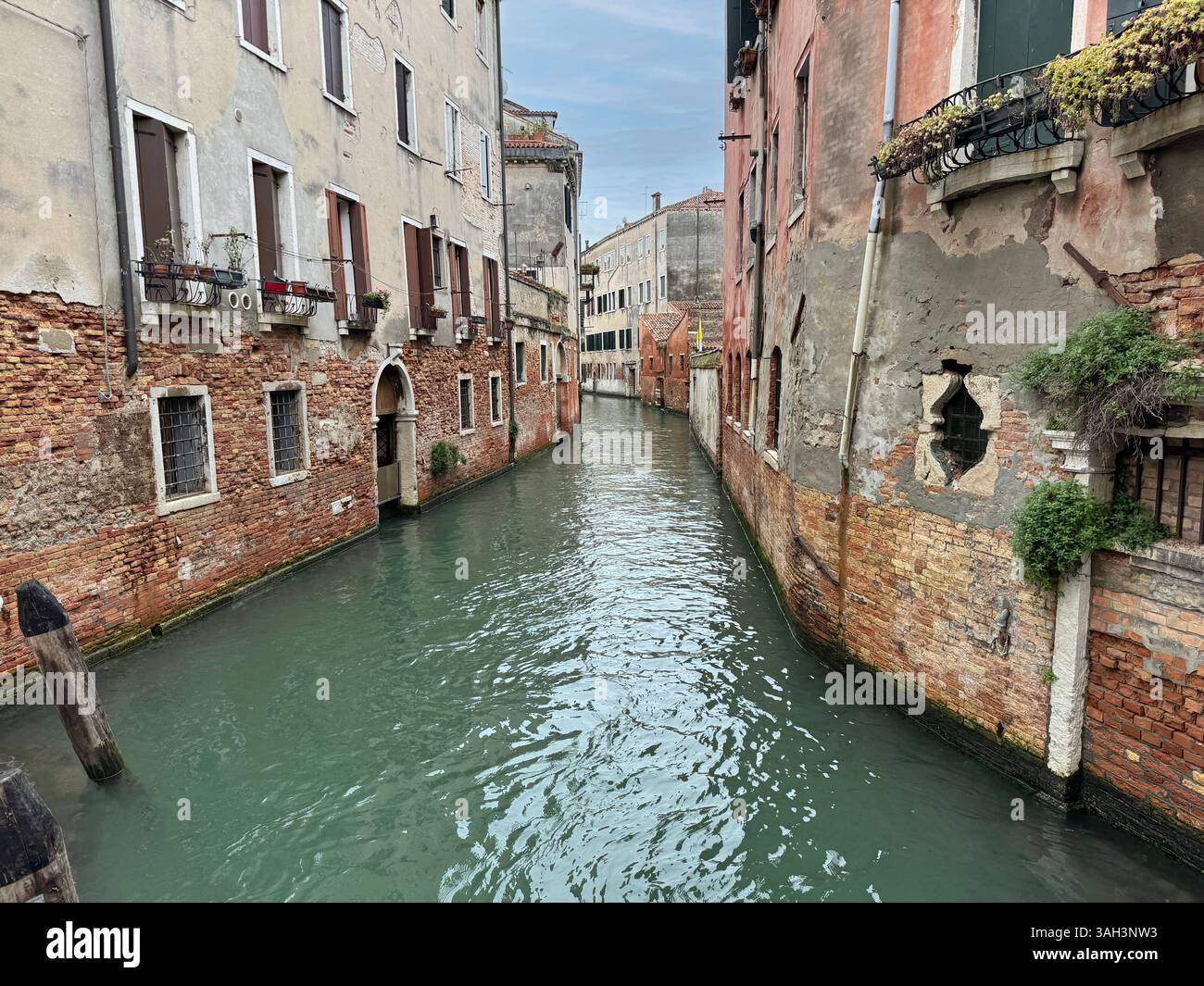 Scena tranquilla a Venezia, in Italia. Canali e edifici in mattoni. Foto Stock
