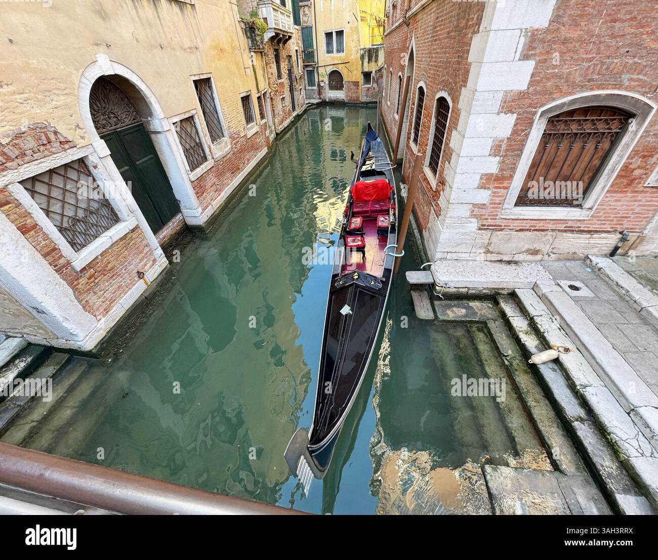 Gondola vuota in un angolo pittoresco di Venezia, Italia. Foto Stock