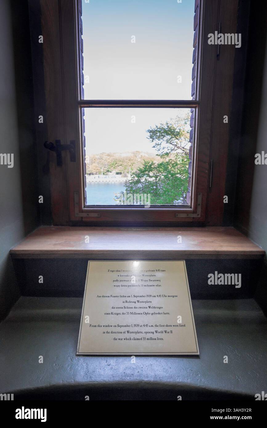 Faro di Danzica, vista della finestra all'interno della porta di Nowy faro da cui i primi scatti della seconda guerra mondiale sono stati licenziati, Westerplatte, Polonia. Foto Stock