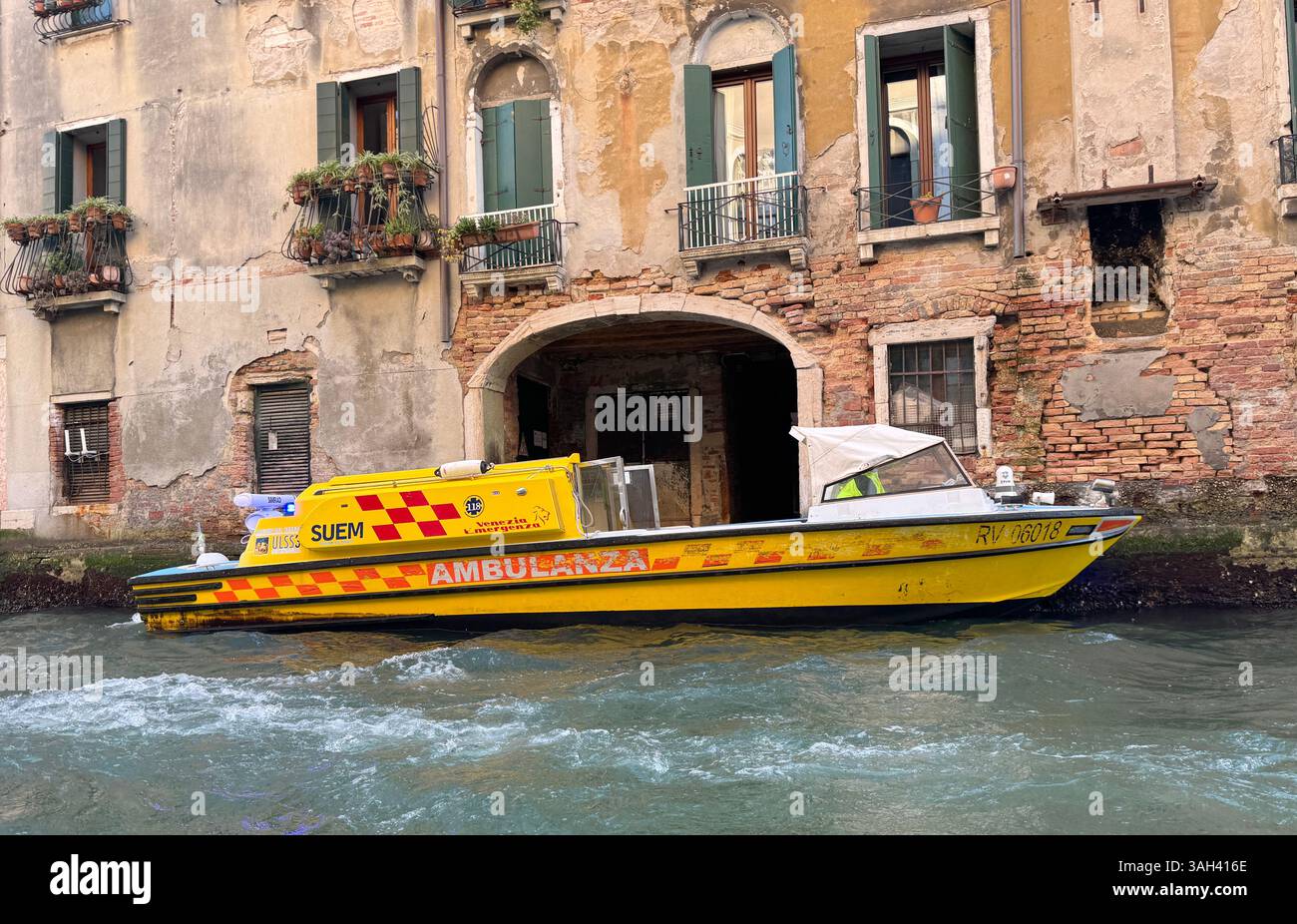 Un'ambulanza su una chiamata a casa a Venezia, Italia. Foto Stock