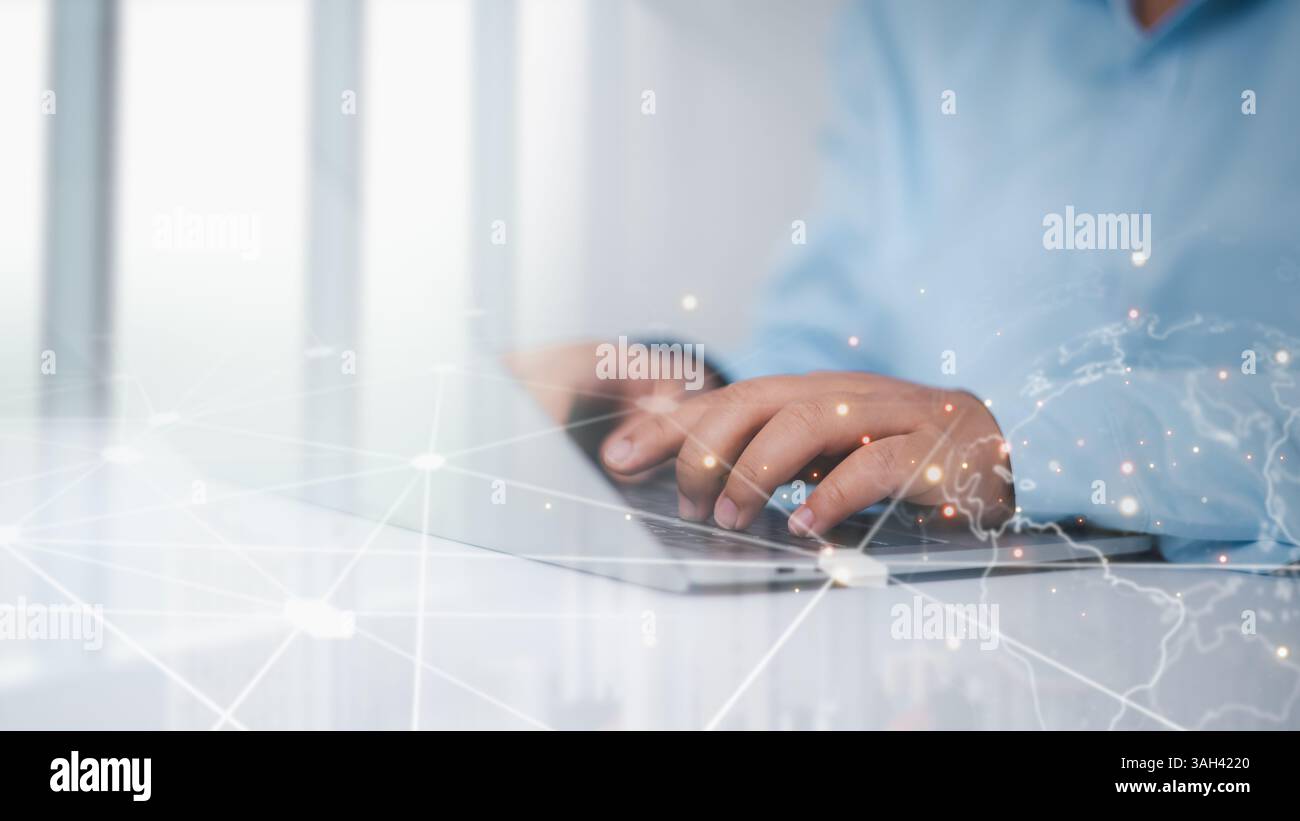 Tecnologia digitale, concetto di tecnologia di rete globale su Internet, scambio di dati, e-commerce, big data, donna d'affari che utilizza un tablet digitale con g Foto Stock
