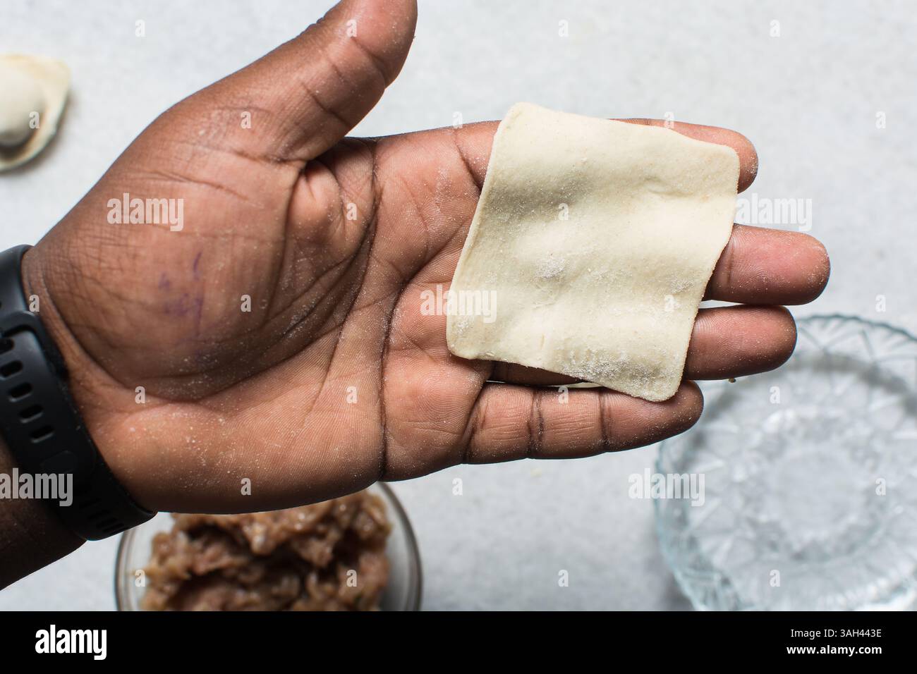 Vista dall'alto del gnocco avvolto, vista dall'alto del wonton riempito, processo di produzione dei wonton fatti in casa Foto Stock
