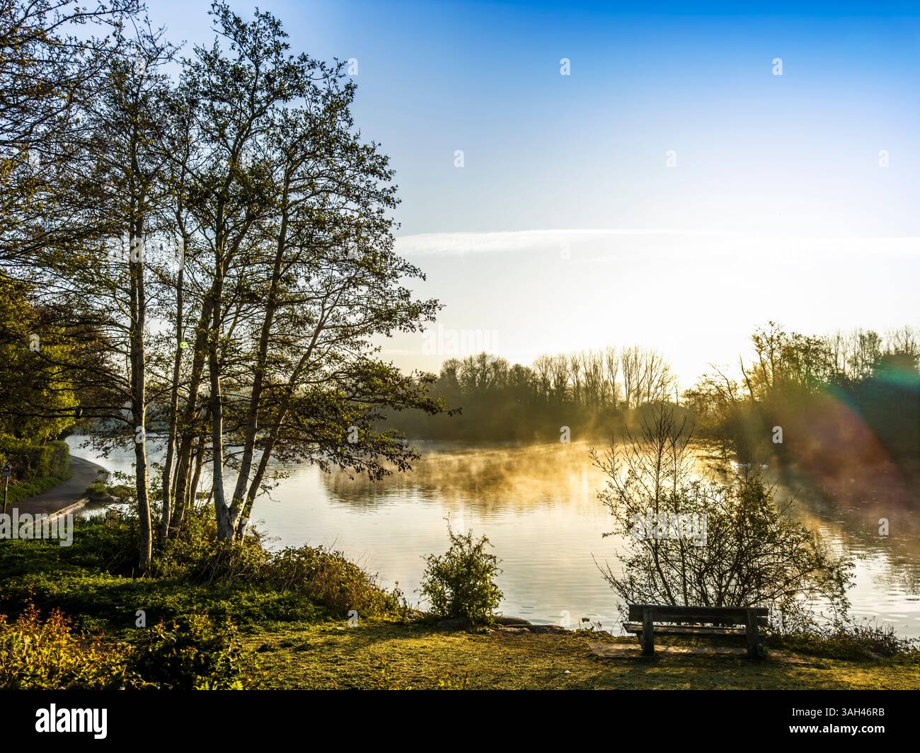 Tramonto su un piccolo lago noto come Liden Lagoon a Swindon, Wiltshire. - Immagine stock catturata con smartphone
