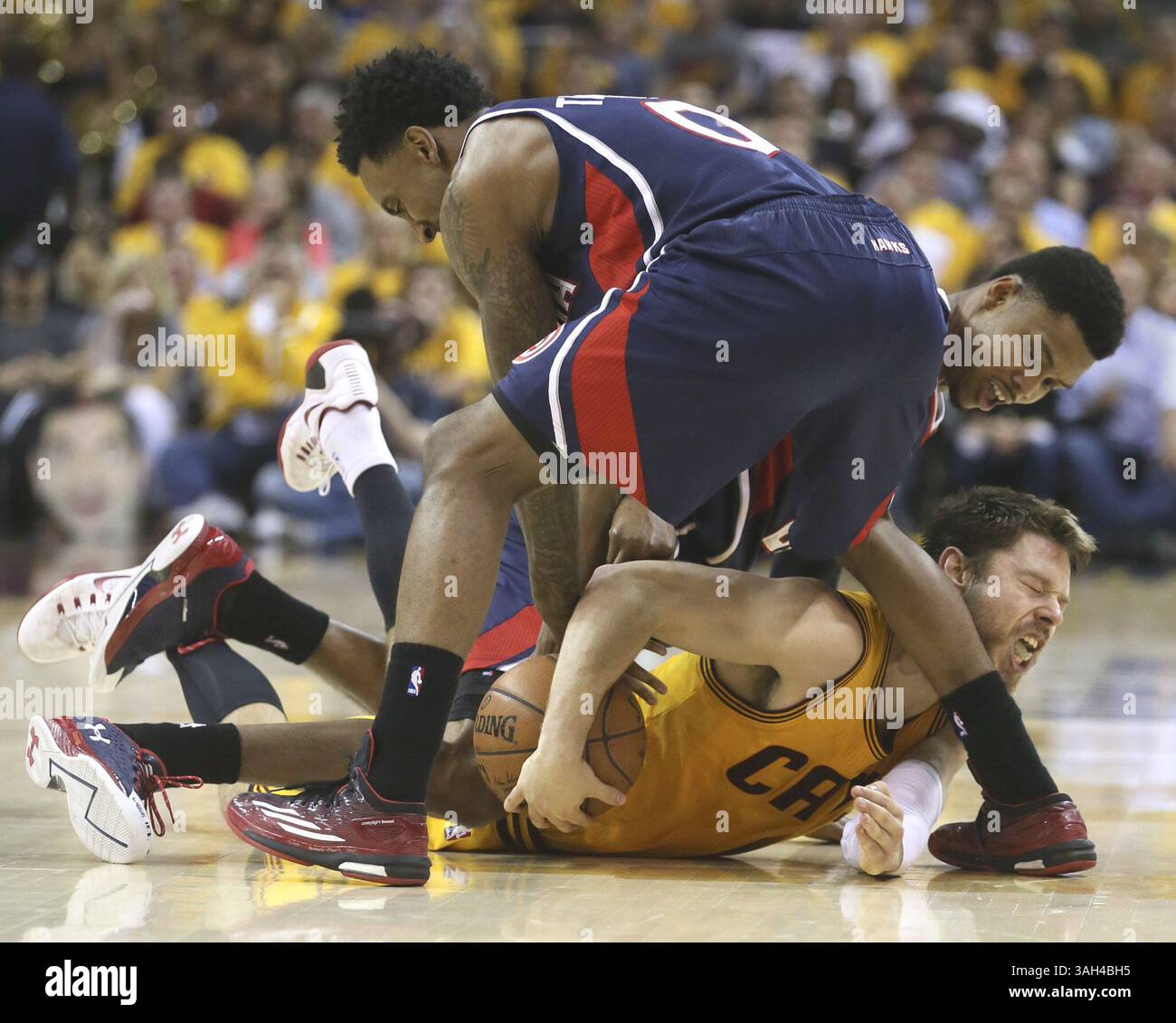 24 maggio 2015 - Cleveland, OH, USA - Matthew Dellavedova dei Cleveland Cavaliers combatte per un pallone libero con gli Atlanta Hawks Jeff Teague, TOP e Kent Bazemore durante il terzo quarto di gara 3 delle finali della Eastern Conference domenica 24 maggio 2015 a Cleveland, Ohio. I Cavs vinsero la partita 114-111. (Immagine di credito: © Phil Masturzo/TNS/ZUMA Wire) Foto Stock