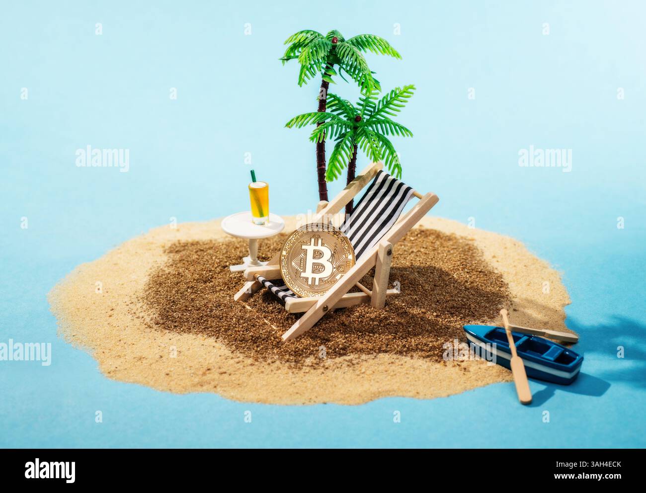 Valuta Bitcoin rilassante su una sedia a sdraio sotto le palme di un'isola Foto Stock